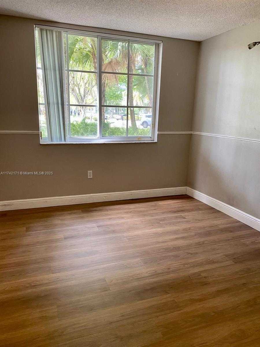 Small Image of 4580 NORTH WEST 107 AV #102, Doral Number 6