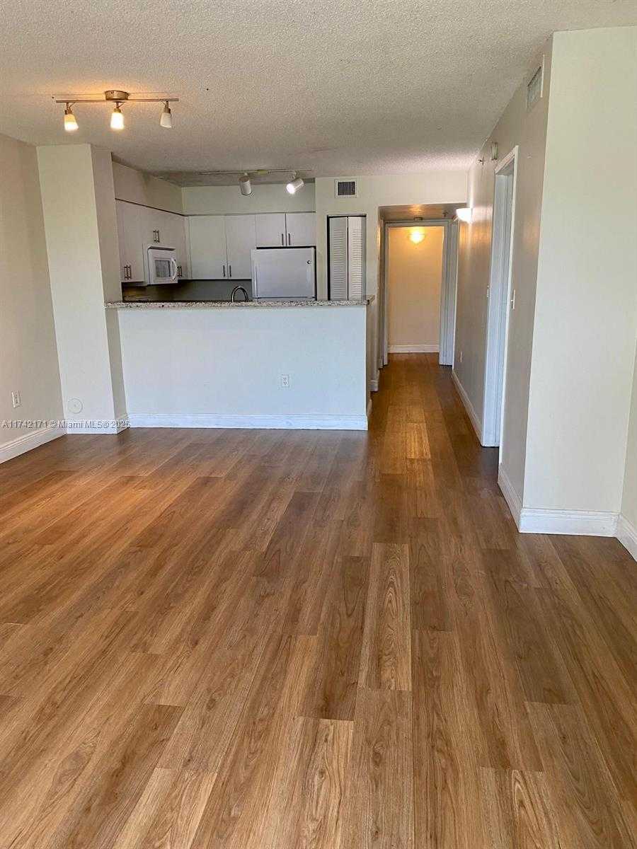 Small Image of 4580 NORTH WEST 107 AV #102, Doral Number 7