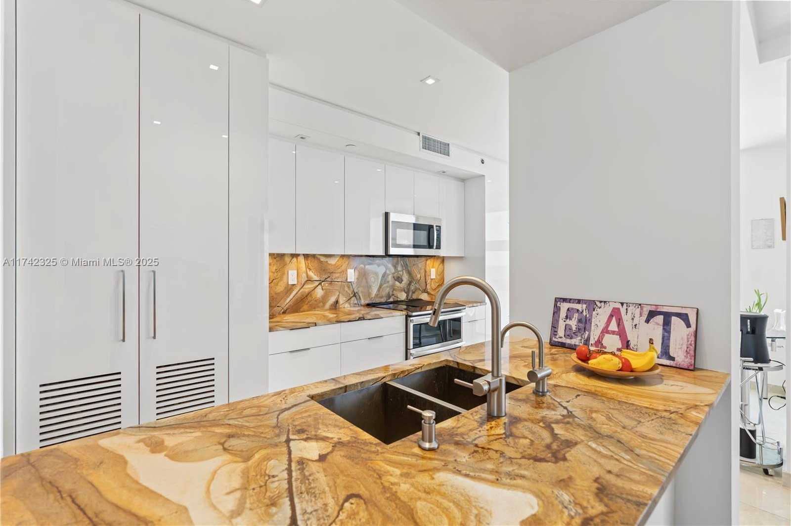 Small Image of 4201 COLLINS AVE #2002, Miami Beach Number 21