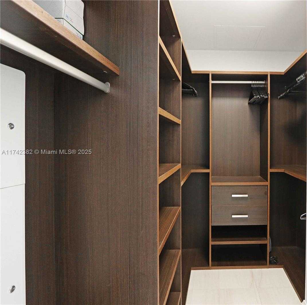 Small Image of 950 BRICKELL BAY DR #4905, Miami Number 20