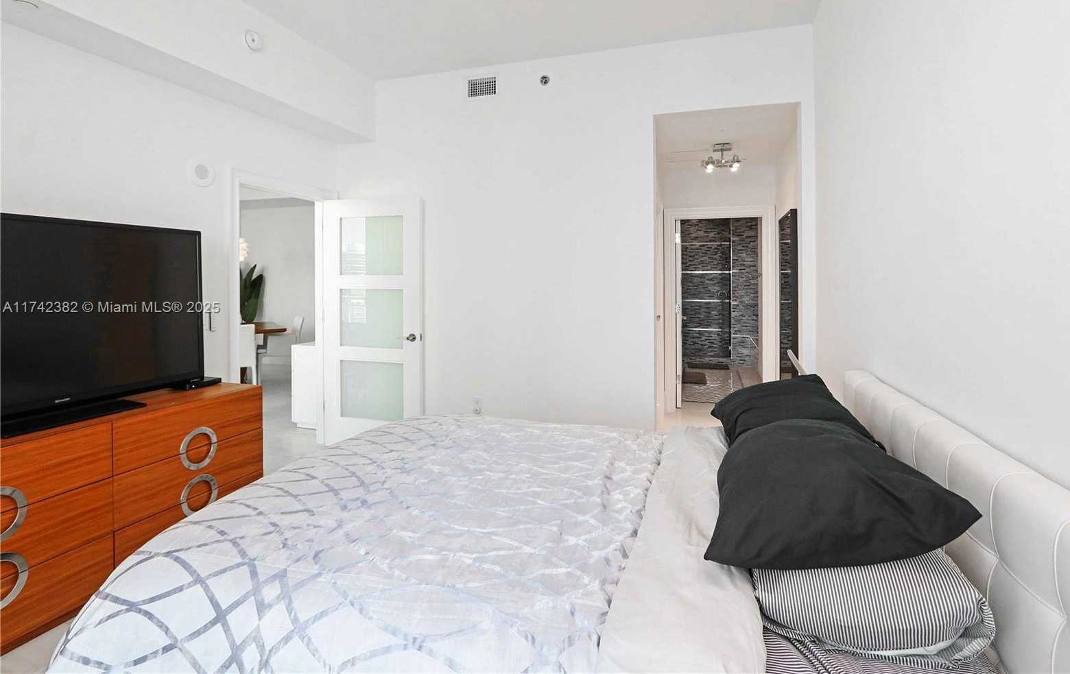 Small Image of 950 BRICKELL BAY DR #4905, Miami Number 21