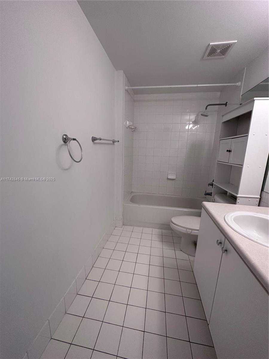Small Image of 5091 NW 7th St, Miami, FL 33126, USA Number 11