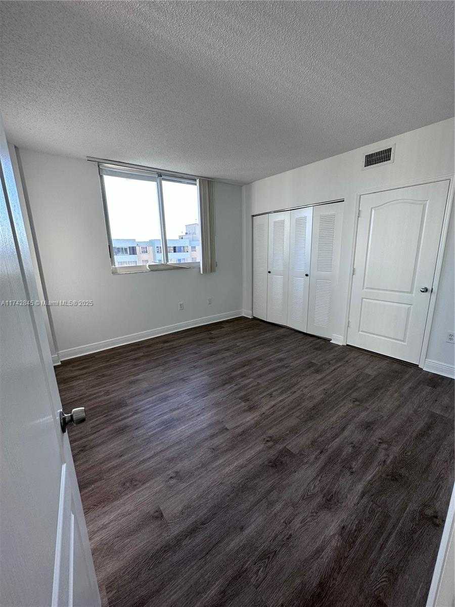 Small Image of 5091 NW 7th St, Miami, FL 33126, USA Number 6