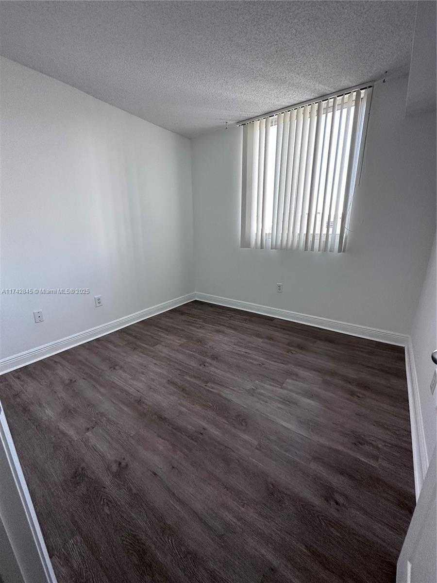 Small Image of 5091 NW 7th St, Miami, FL 33126, USA Number 9