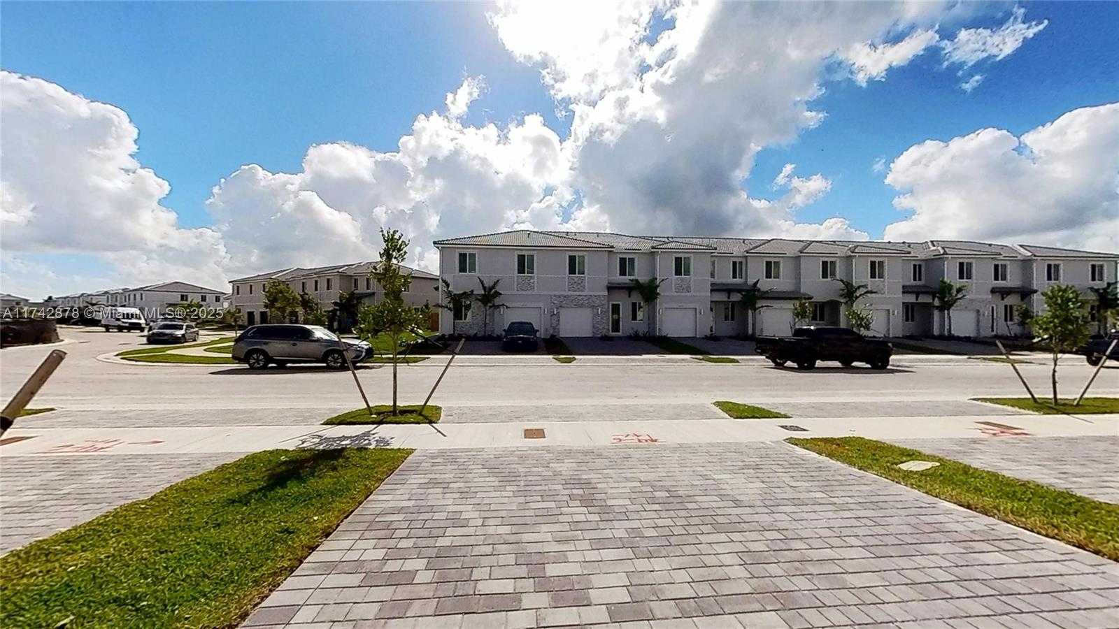 Small Image of 631 SOUTH EAST 13TH ST CIR, Homestead Number 3
