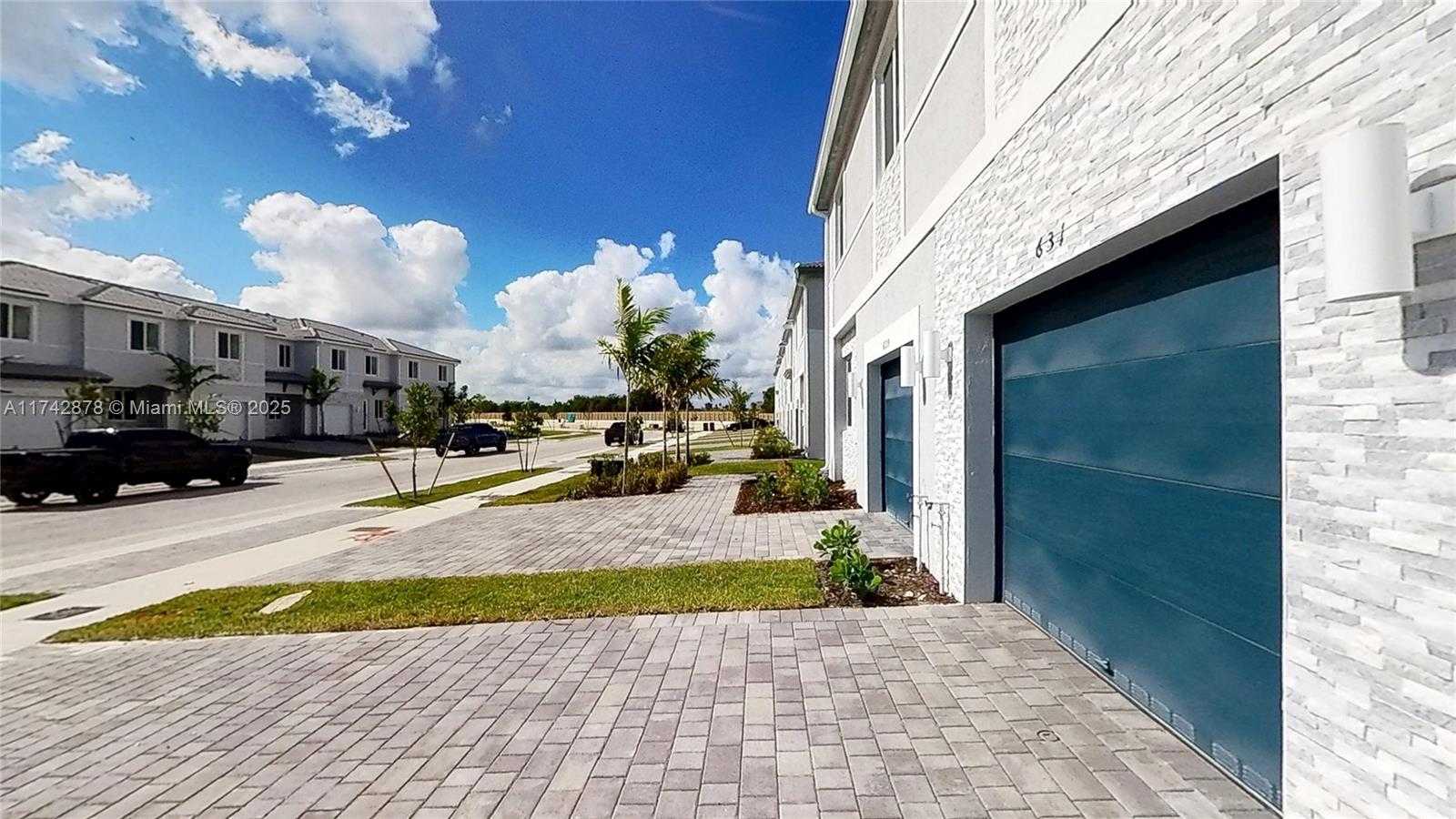 Small Image of 631 SOUTH EAST 13TH ST CIR, Homestead Number 5