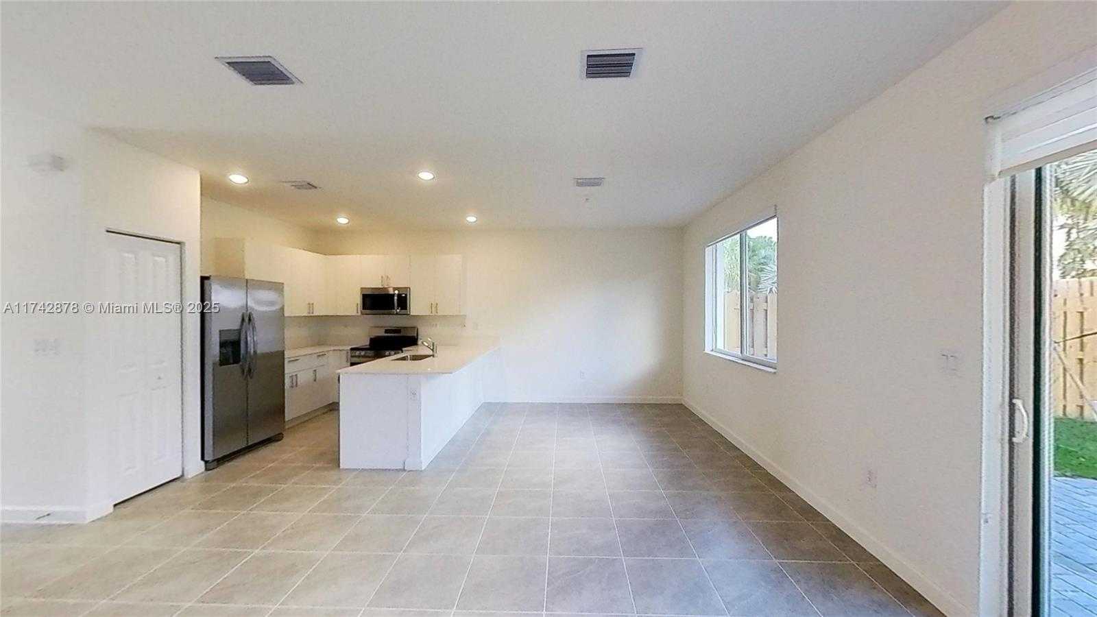 Small Image of 631 SOUTH EAST 13TH ST CIR, Homestead Number 7