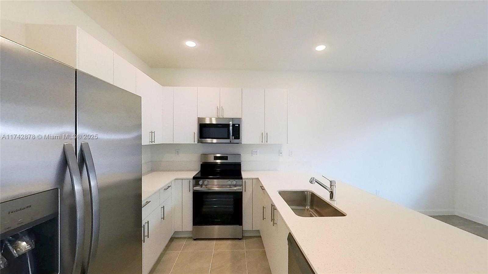 Small Image of 631 SOUTH EAST 13TH ST CIR, Homestead Number 8