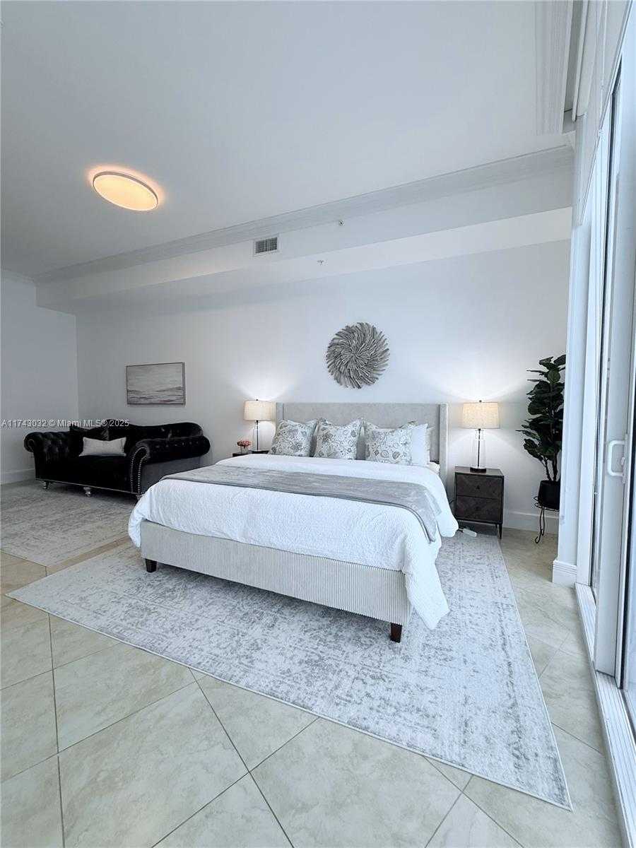Small Image of Trump Palace, 18101 Collins Ave, Sunny Isles Beach, FL 33160, USA Number 10