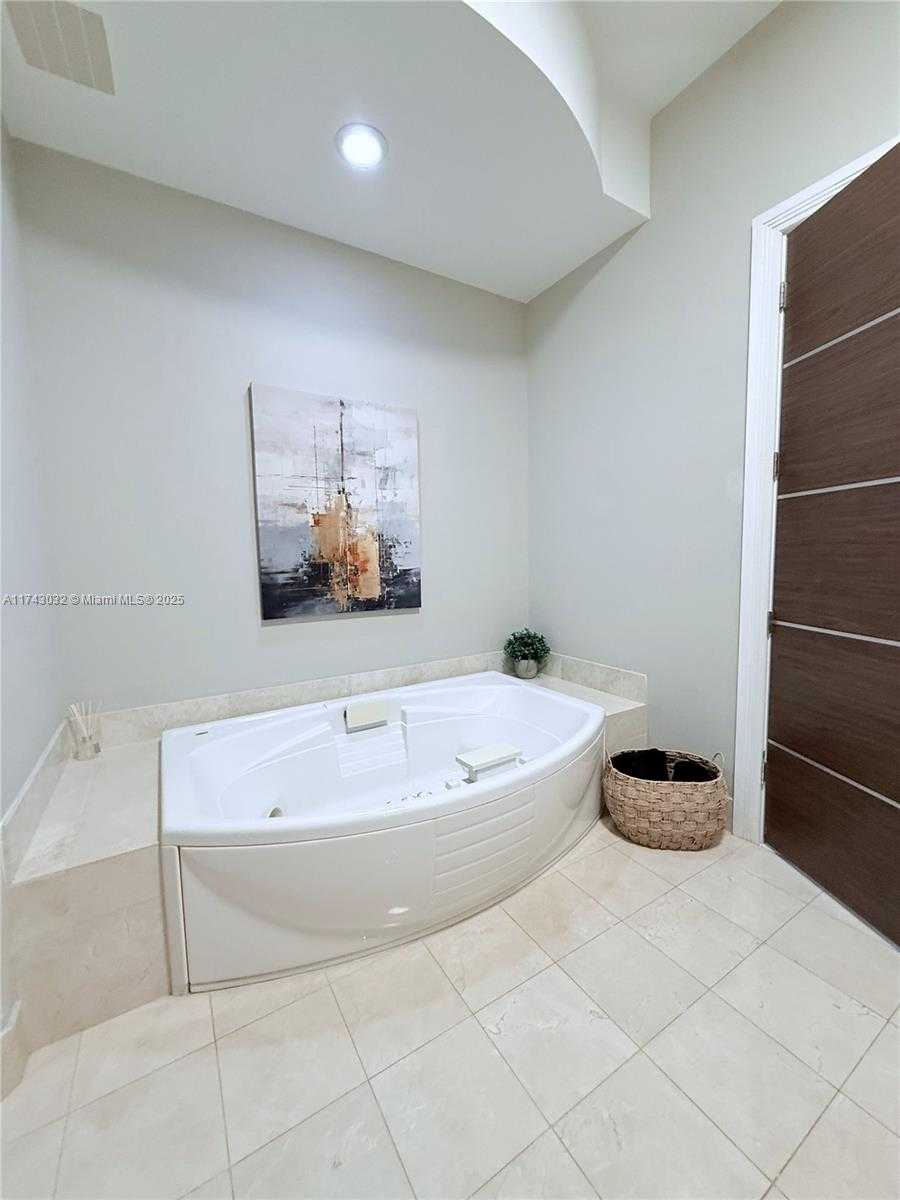 Small Image of Trump Palace, 18101 Collins Ave, Sunny Isles Beach, FL 33160, USA Number 14