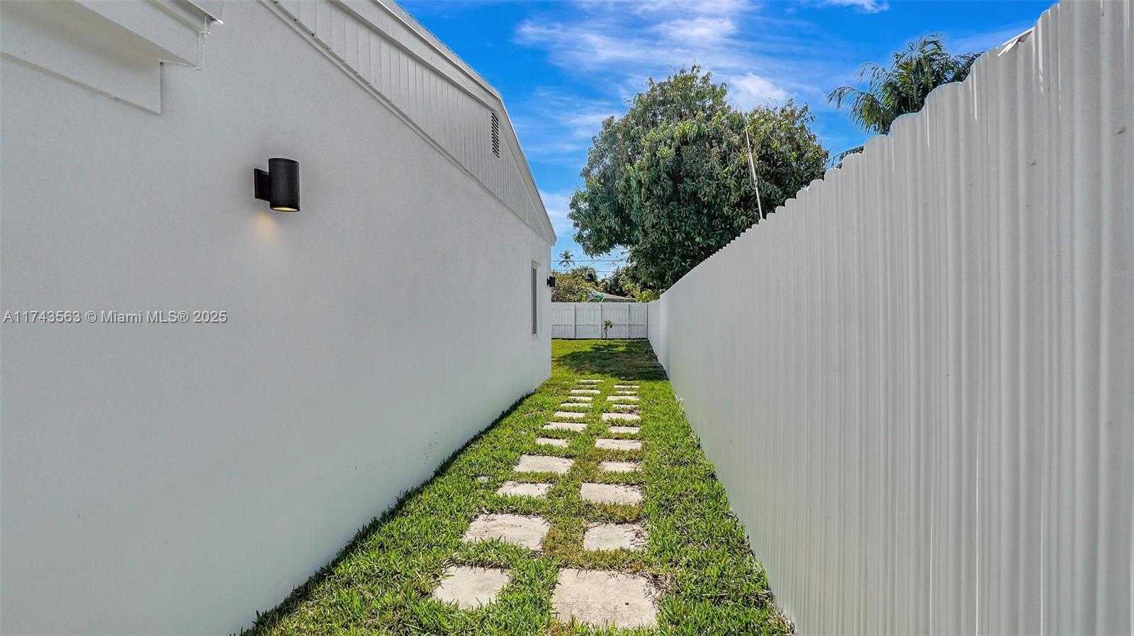 Small Image of 1950 NORTH EAST 179TH ST, North Miami Beach Number 6