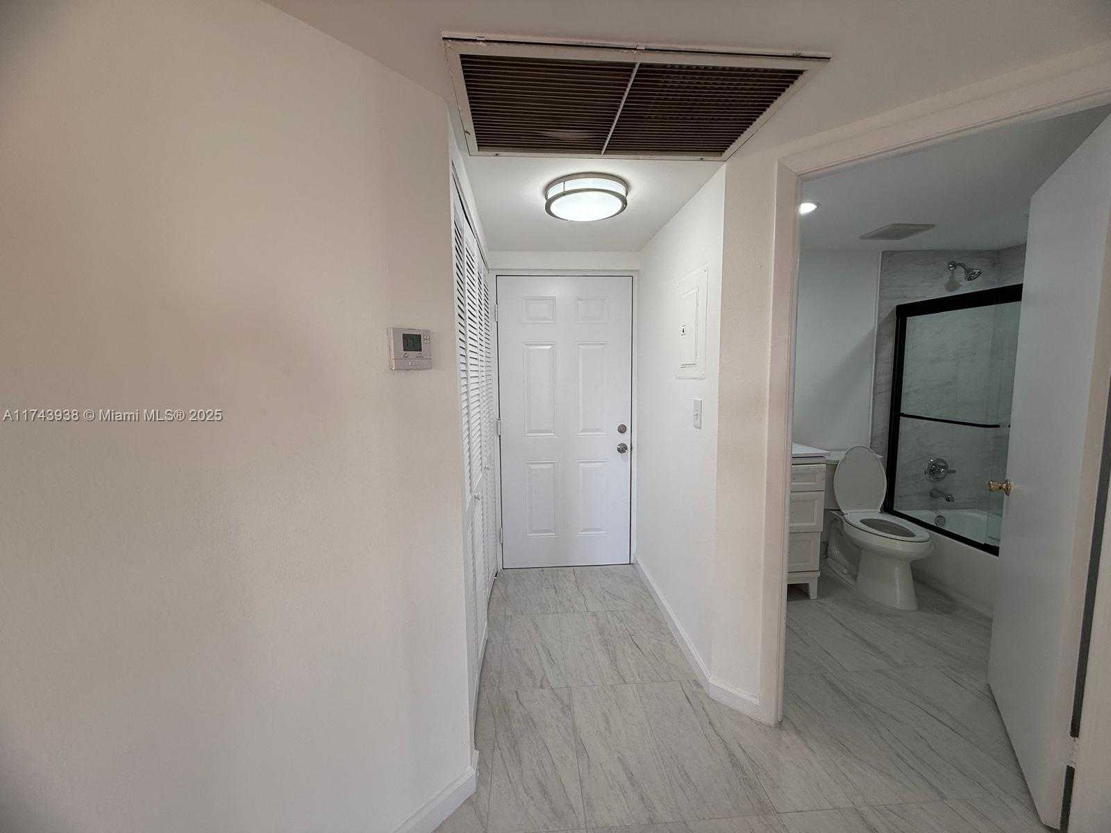 Small Image of 8290 LAKE DR #307, Doral Number 10