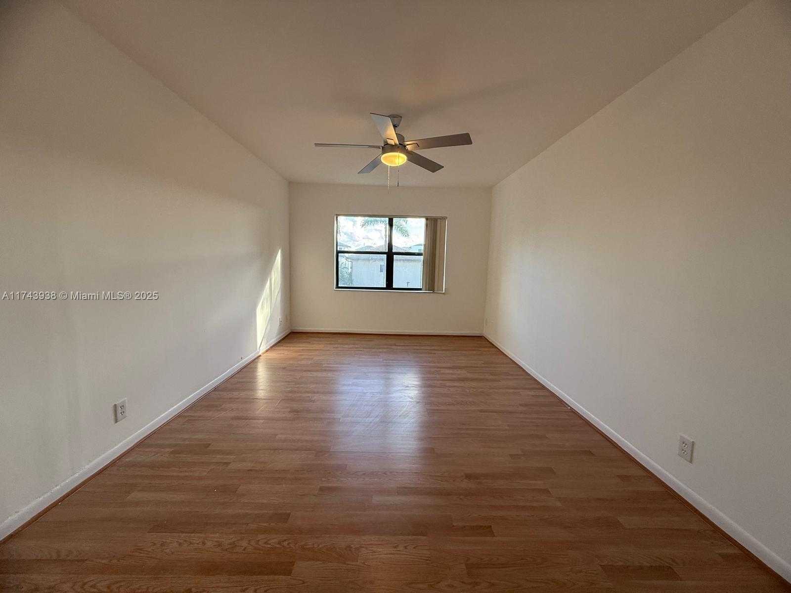Small Image of 8290 LAKE DR #307, Doral Number 11