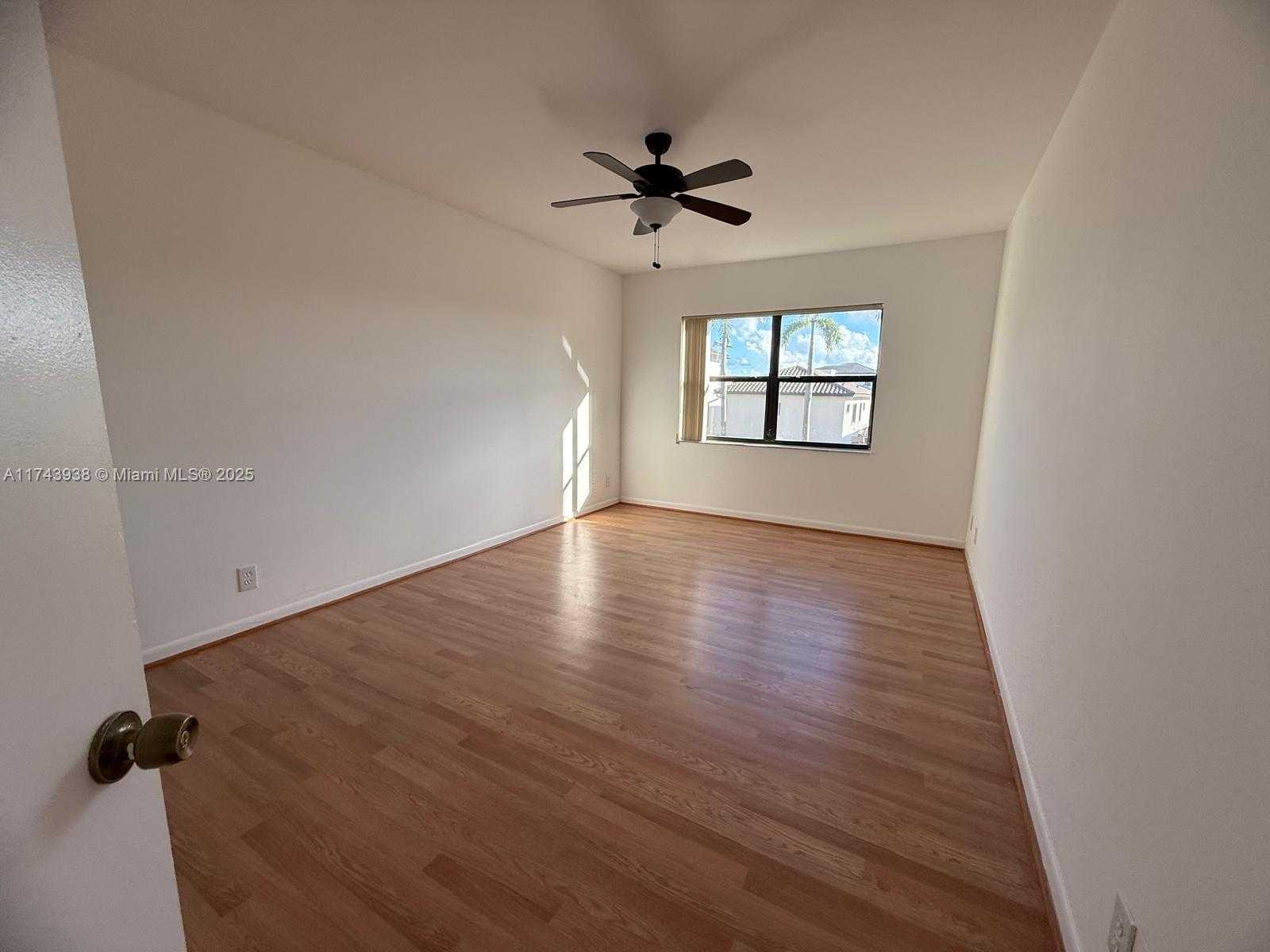 Small Image of 8290 LAKE DR #307, Doral Number 12