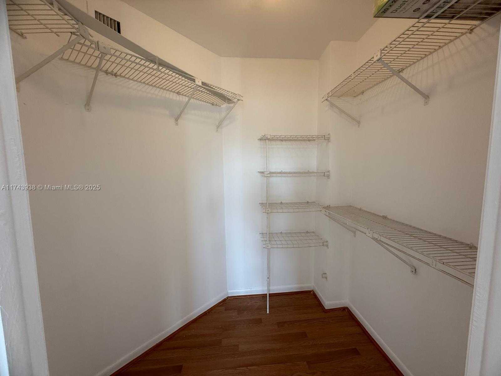 Small Image of 8290 LAKE DR #307, Doral Number 15