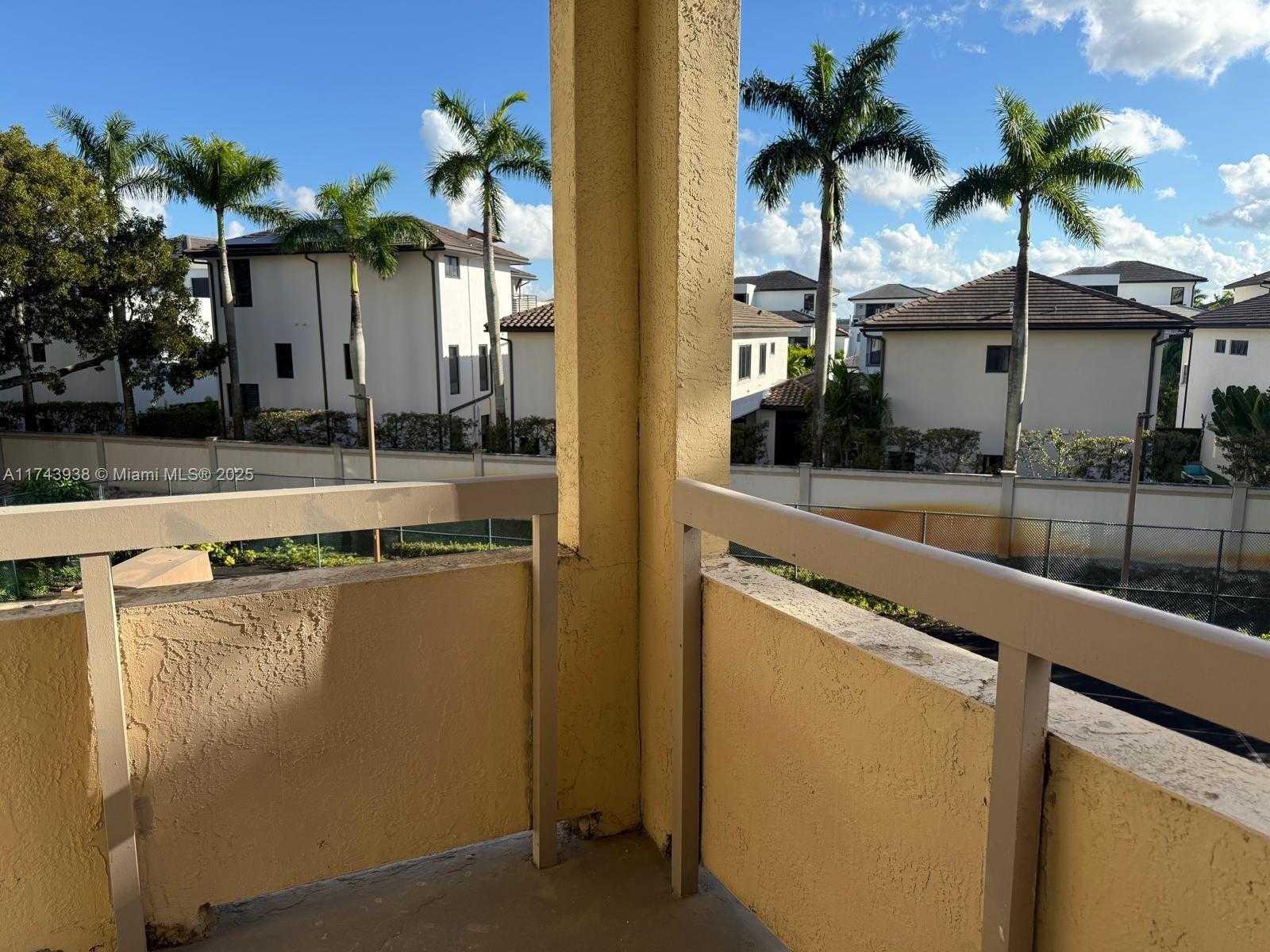 Small Image of 8290 LAKE DR #307, Doral Number 16