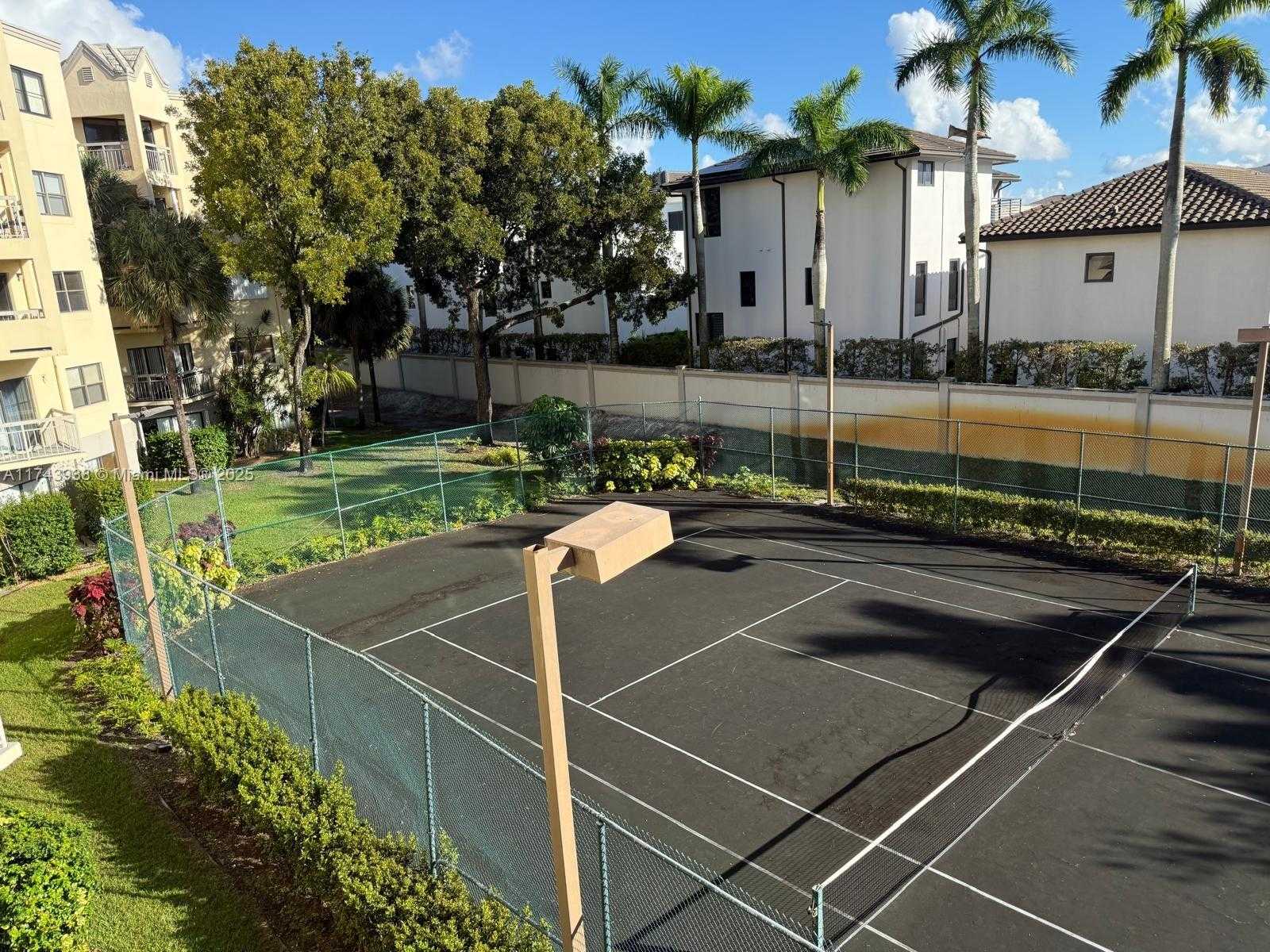 Small Image of 8290 LAKE DR #307, Doral Number 17
