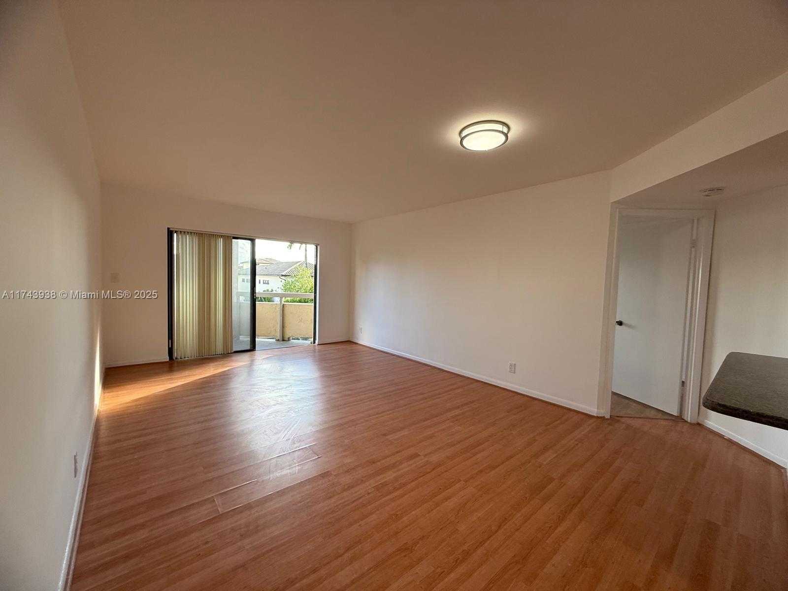 Small Image of 8290 LAKE DR #307, Doral Number 2