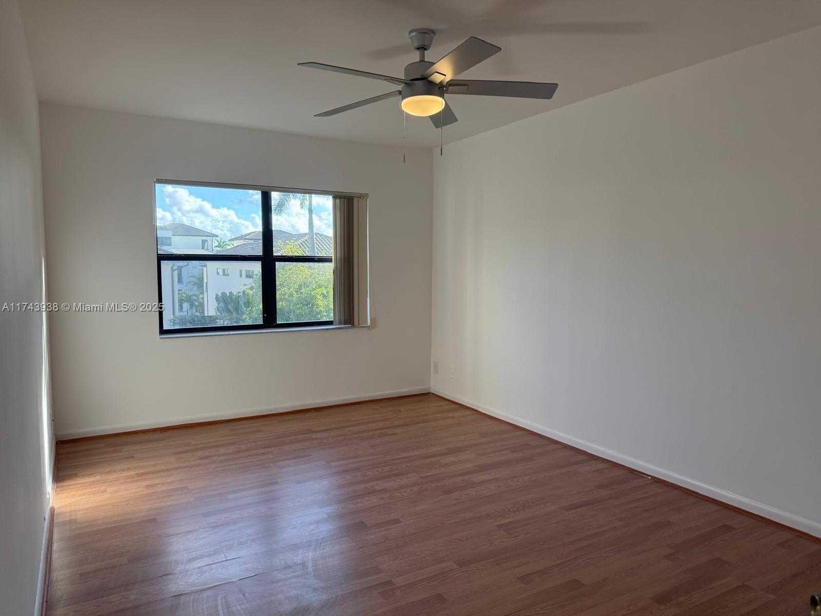 Small Image of 8290 LAKE DR #307, Doral Number 20