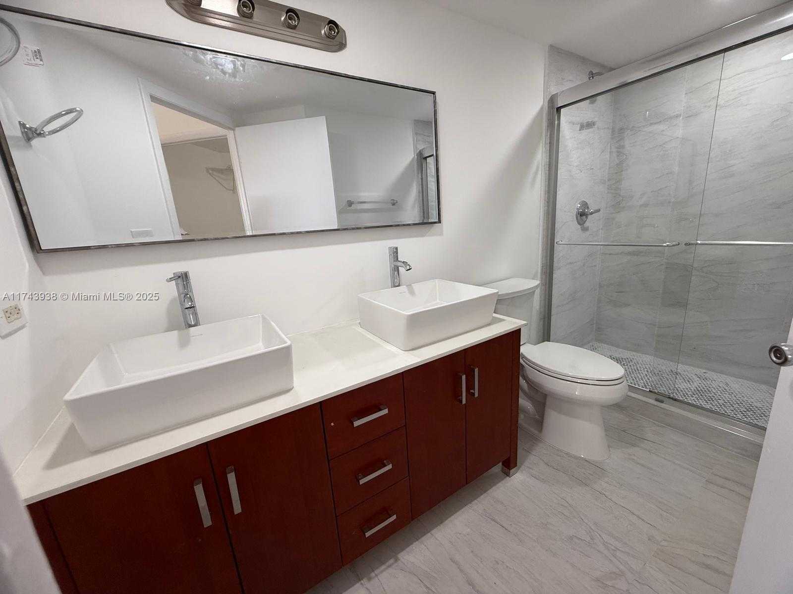 Small Image of 8290 LAKE DR #307, Doral Number 23