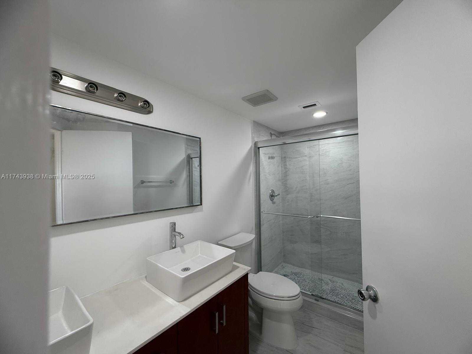 Small Image of 8290 LAKE DR #307, Doral Number 24