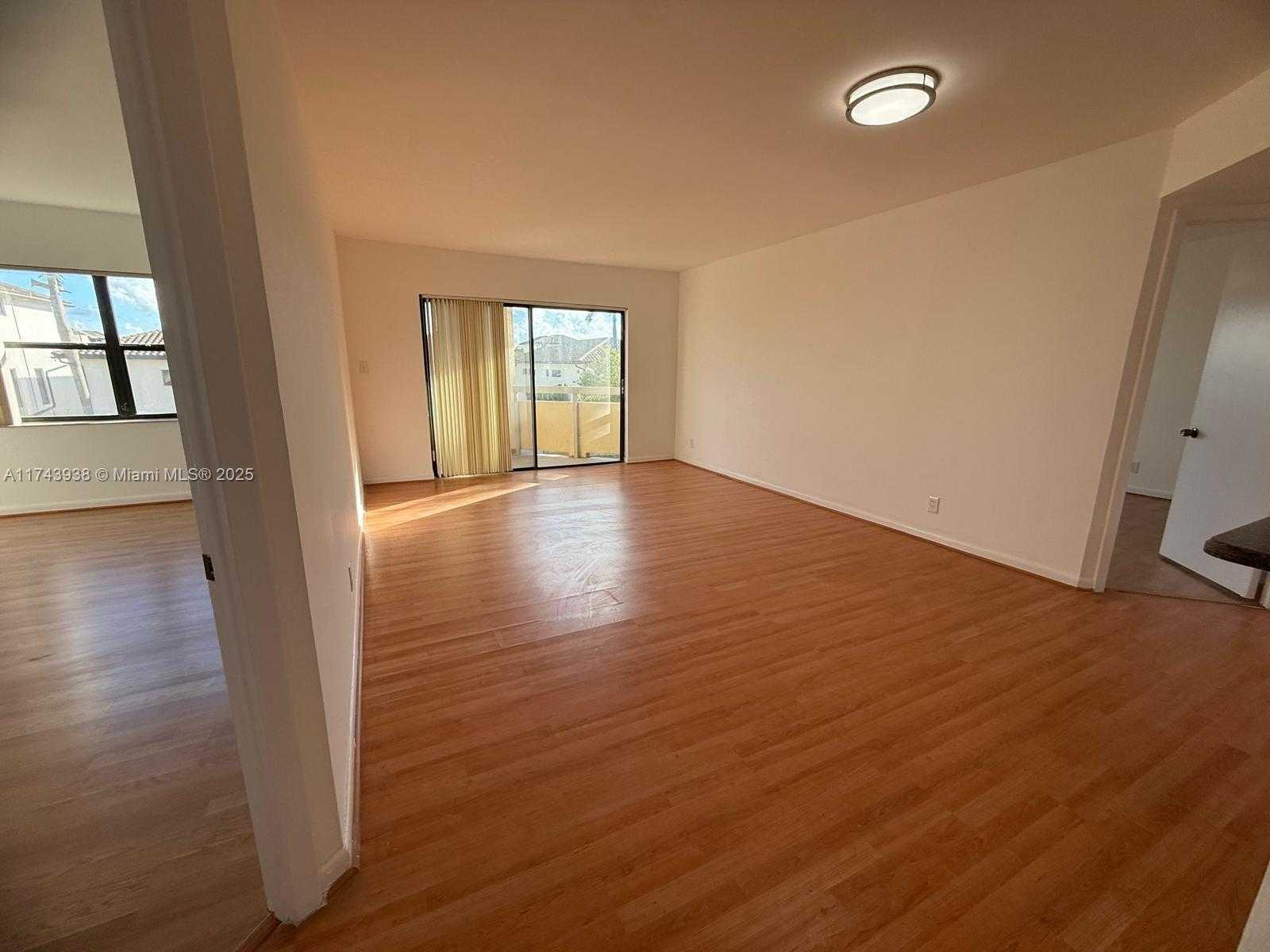 Small Image of 8290 LAKE DR #307, Doral Number 3