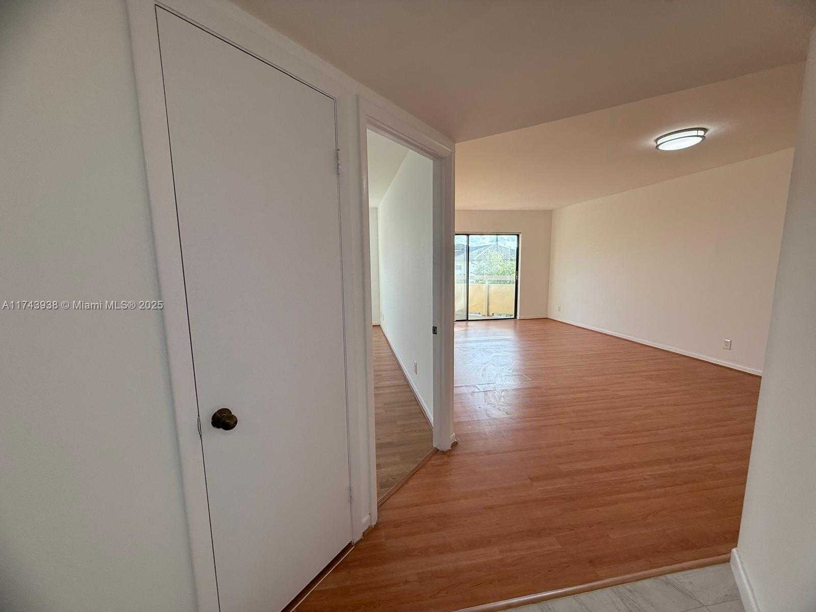 Small Image of 8290 LAKE DR #307, Doral Number 4