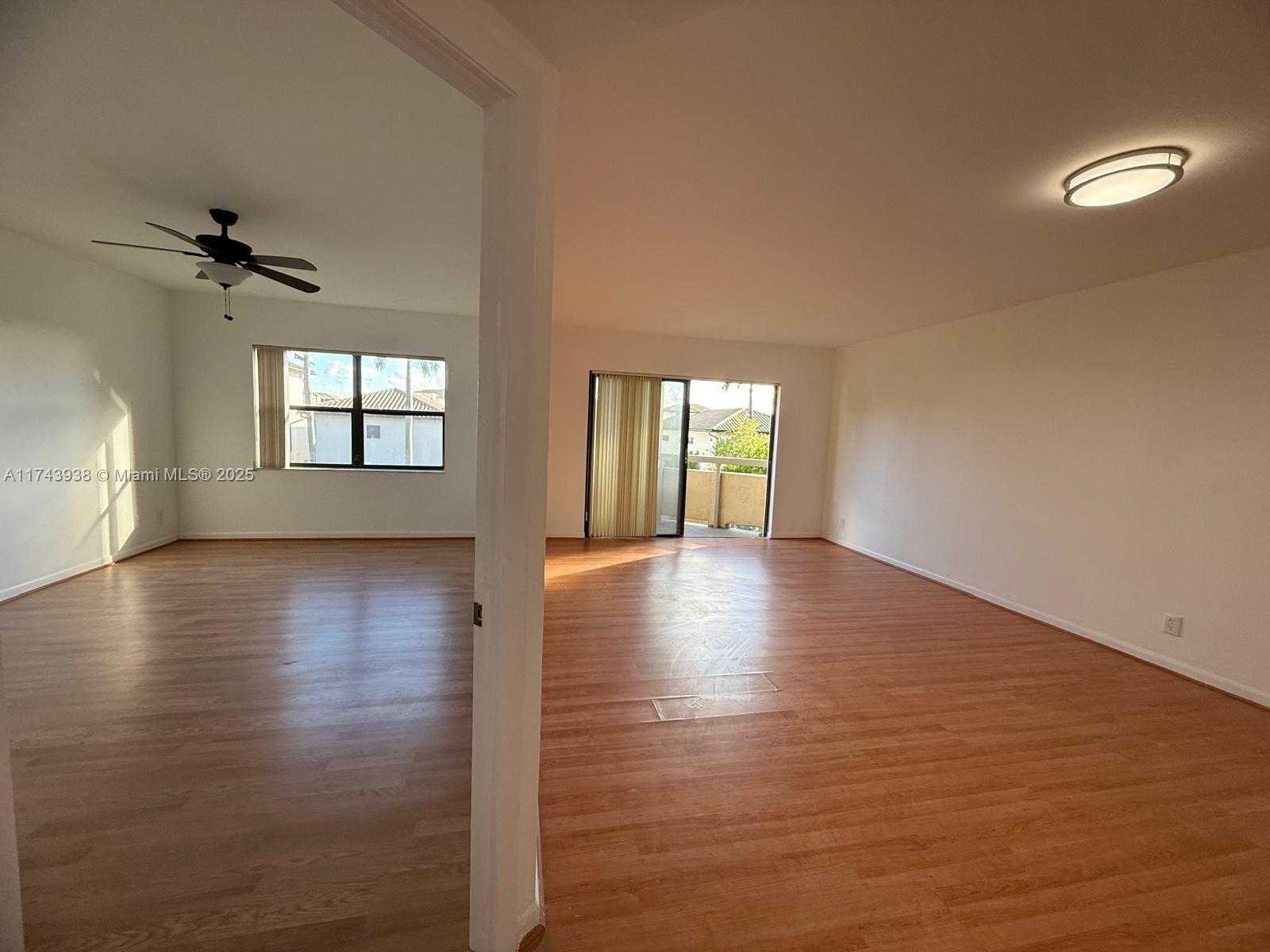 Small Image of 8290 LAKE DR #307, Doral Number 5