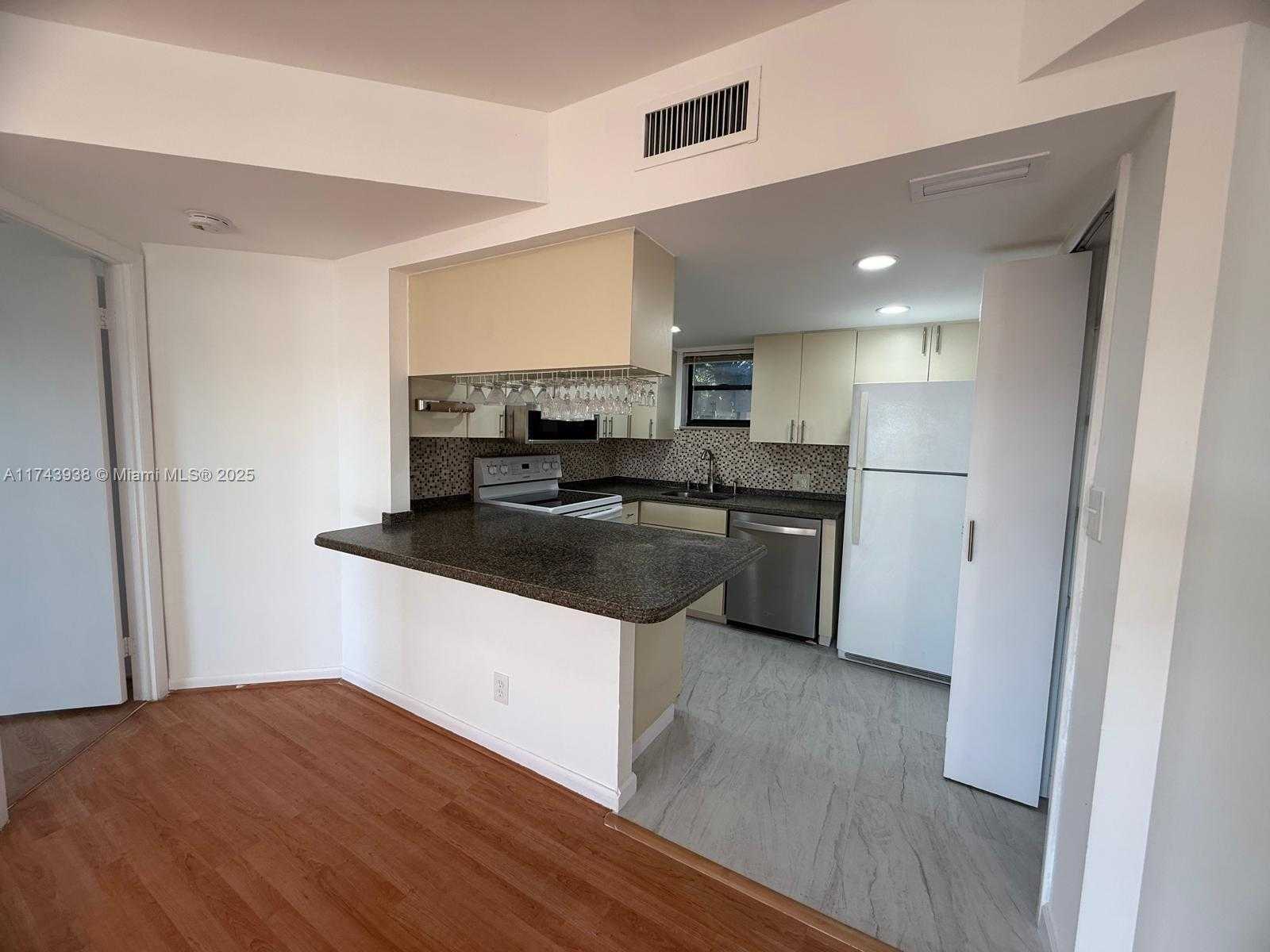 Small Image of 8290 LAKE DR #307, Doral Number 7