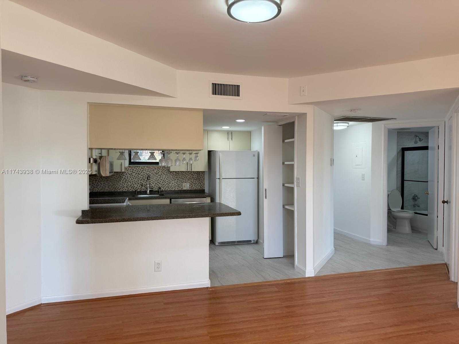 Small Image of 8290 LAKE DR #307, Doral Number 8