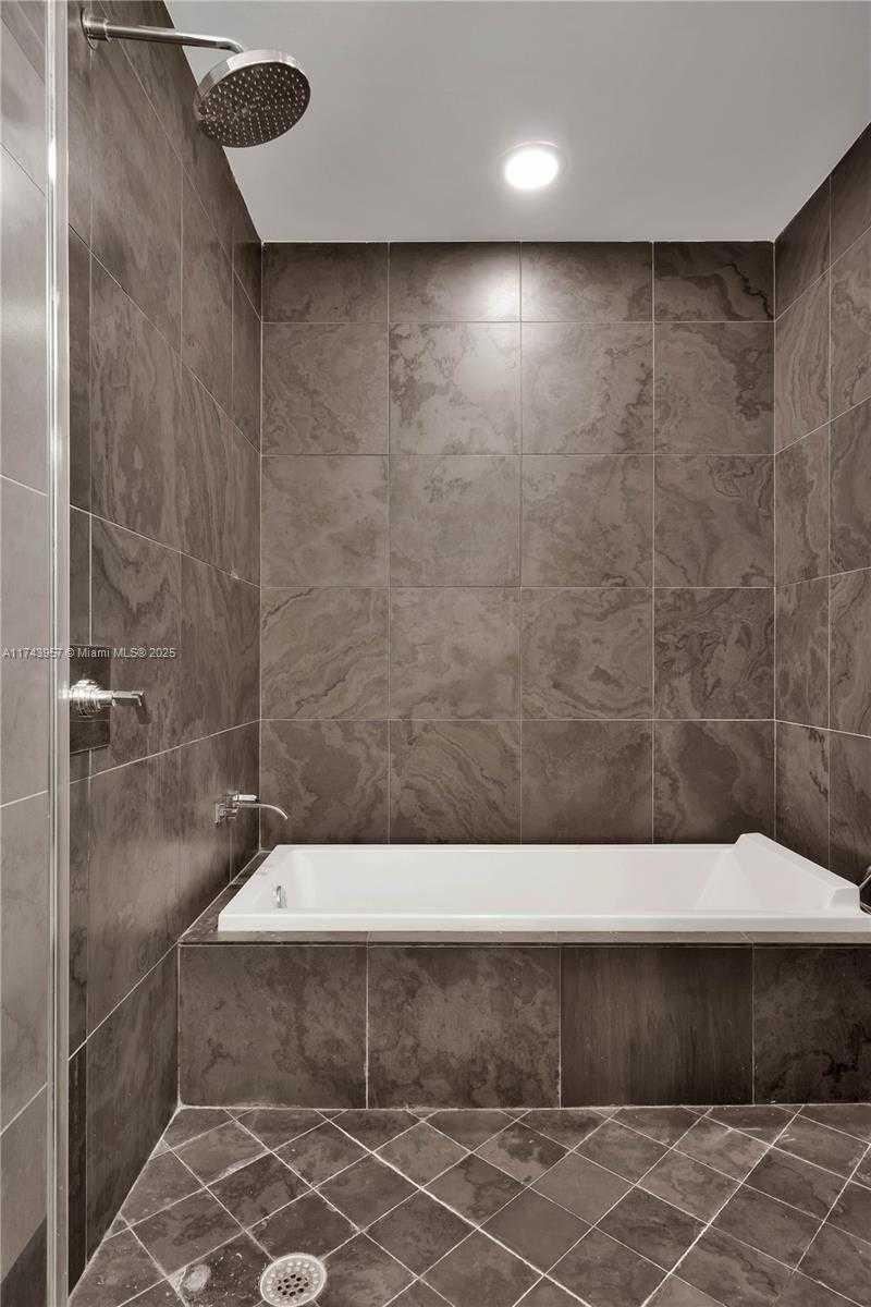 Small Image of 900 BISCAYNE BLVD #2206, Miami Number 26