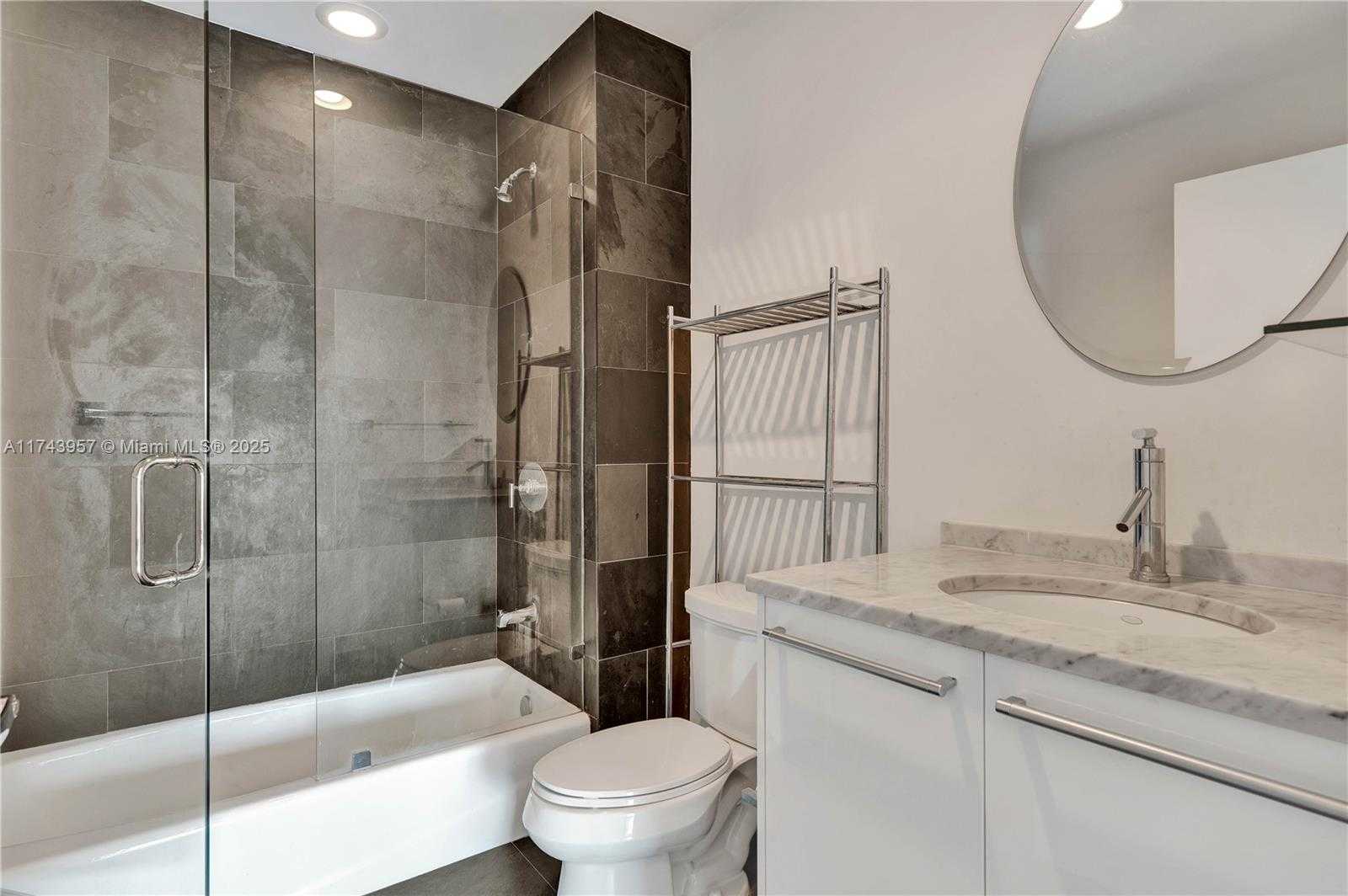 Small Image of 900 BISCAYNE BLVD #2206, Miami Number 36