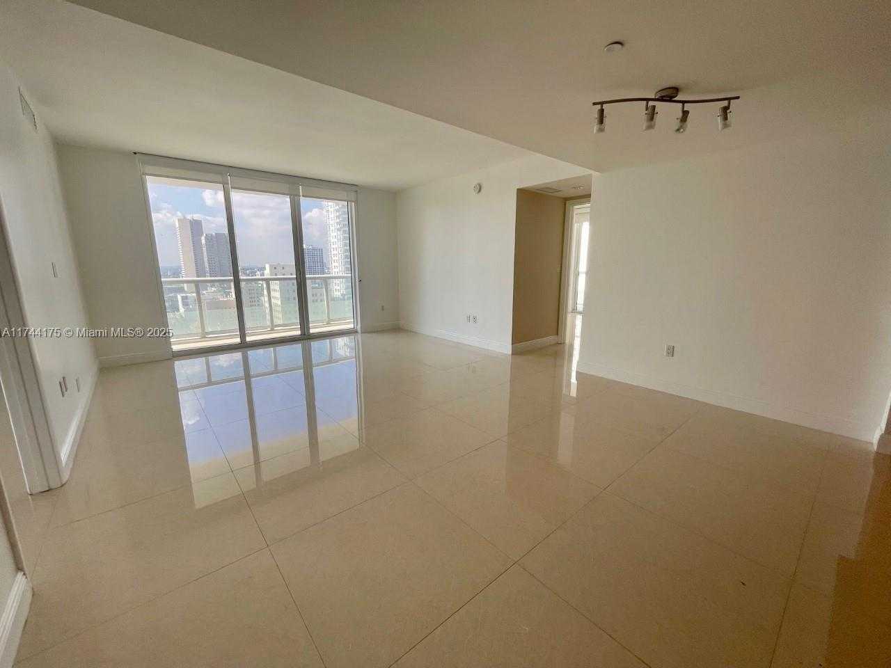 Small Image of 50 Biscayne Blvd, Miami, FL 33132, USA Number 4