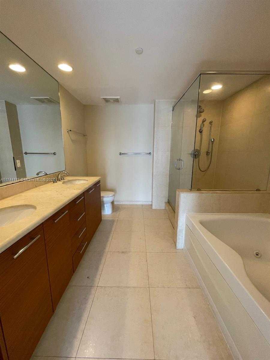 Small Image of 50 Biscayne Blvd, Miami, FL 33132, USA Number 8