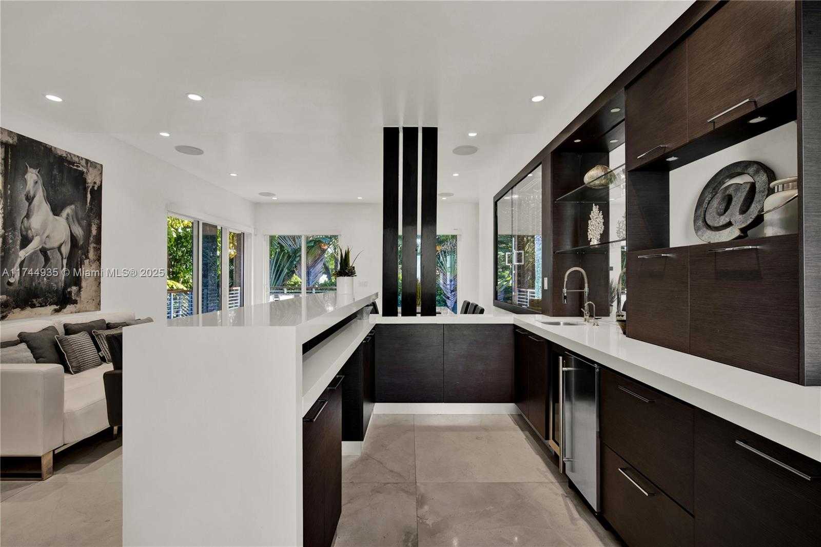 Small Image of 573 WARREN LN, Key Biscayne Number 10