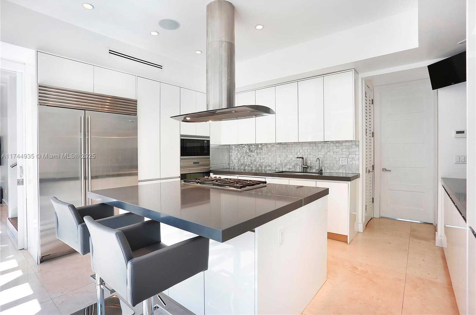 Small Image of 573 WARREN LN, Key Biscayne Number 11