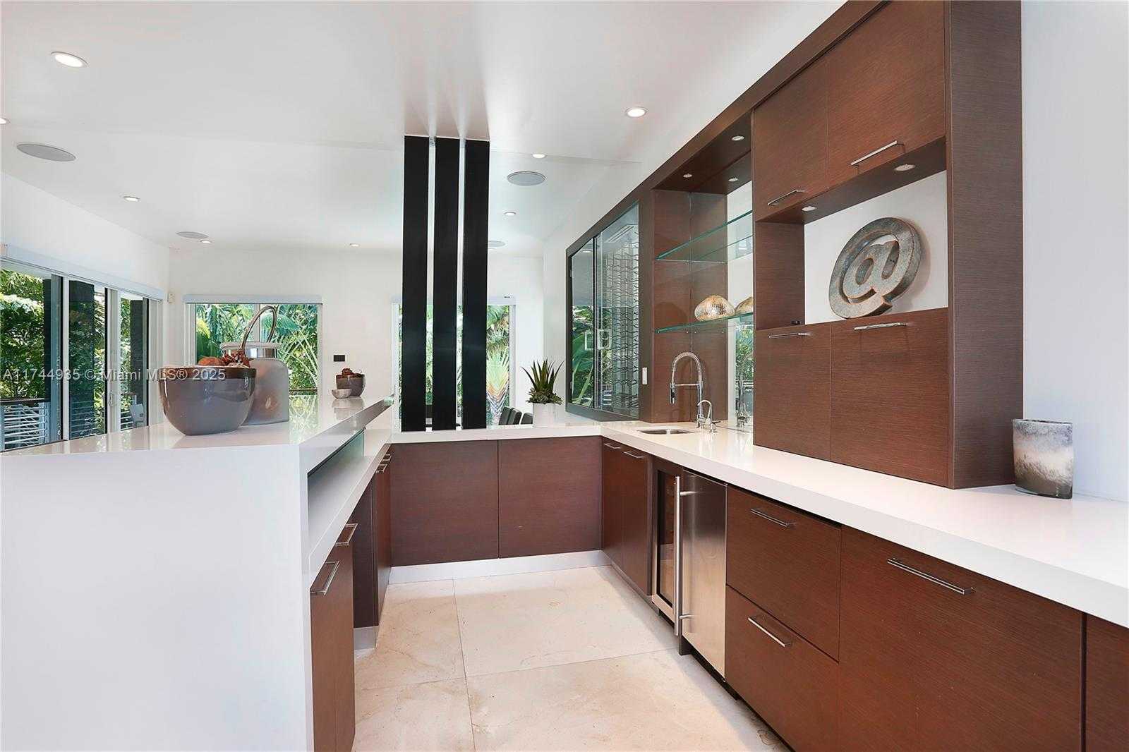 Small Image of 573 WARREN LN, Key Biscayne Number 13