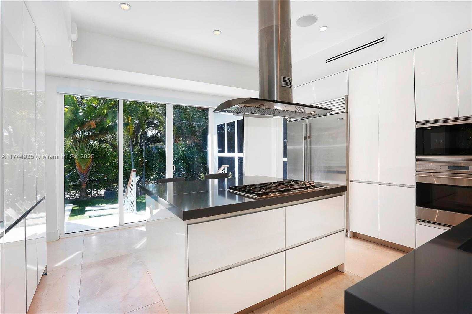 Small Image of 573 WARREN LN, Key Biscayne Number 15