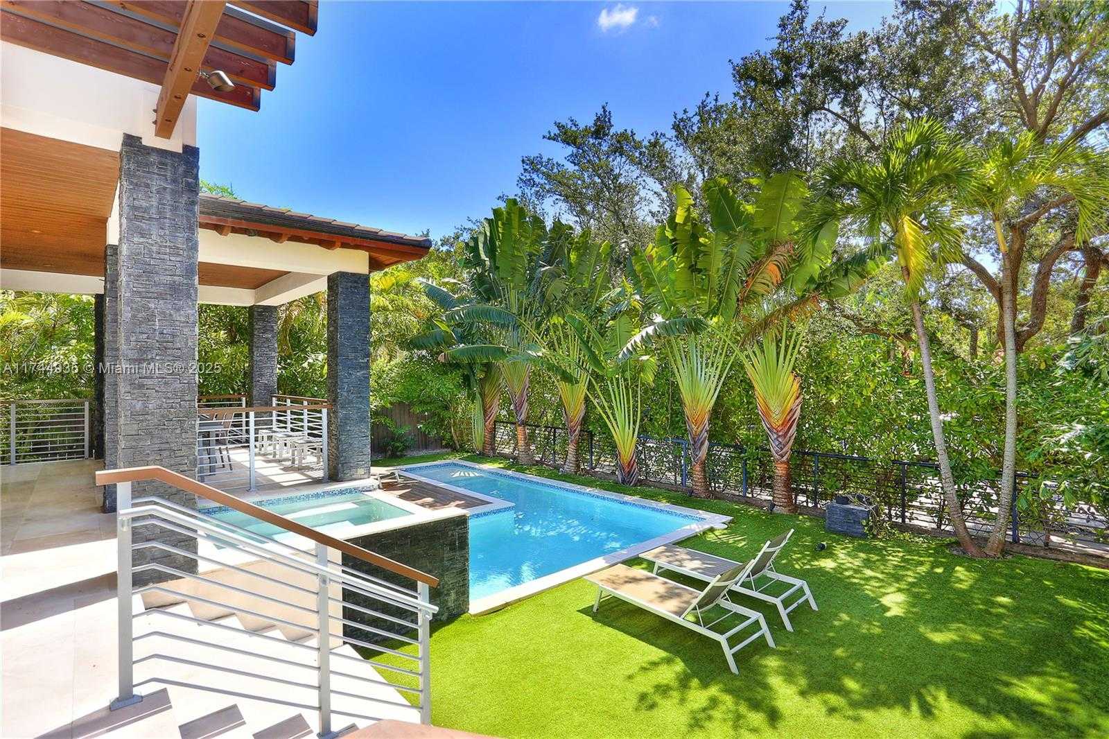 Small Image of 573 WARREN LN, Key Biscayne Number 2