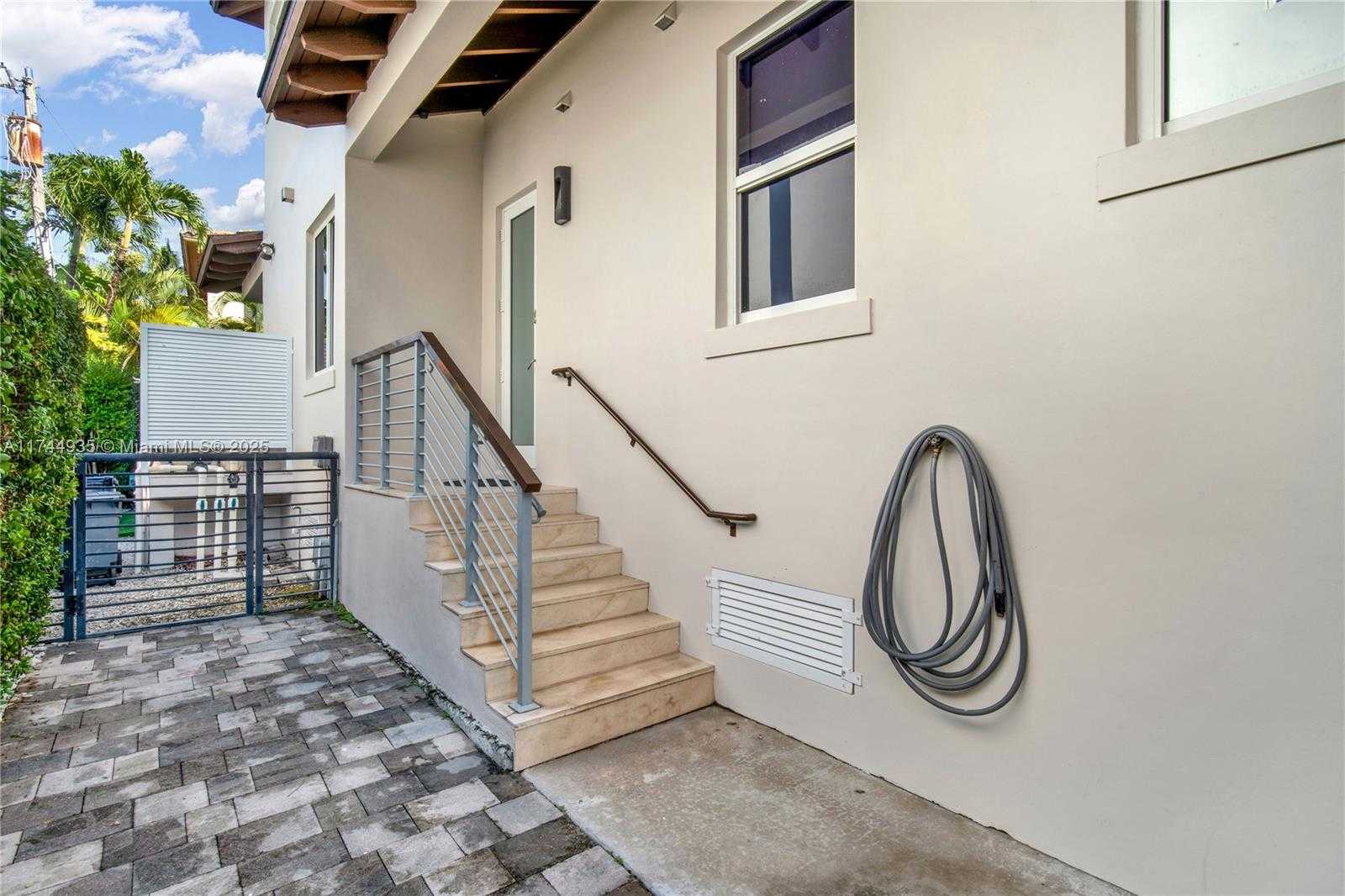 Small Image of 573 WARREN LN, Key Biscayne Number 21
