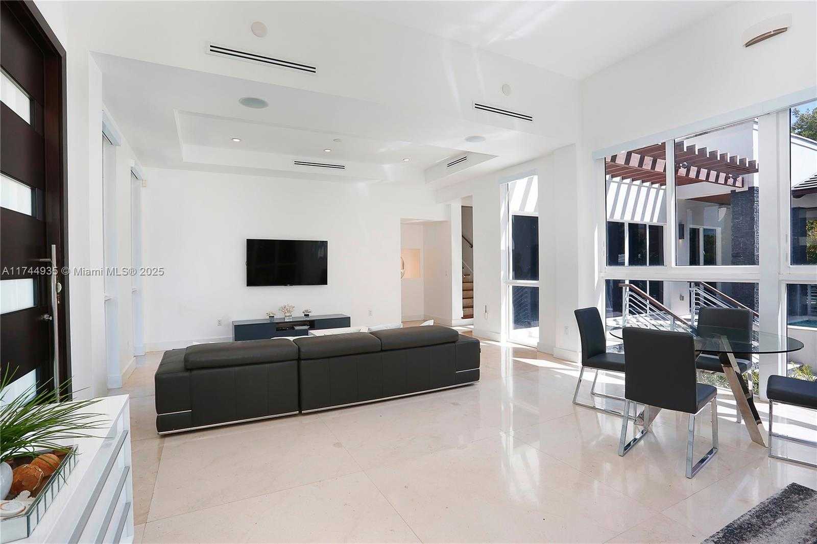 Small Image of 573 WARREN LN, Key Biscayne Number 3
