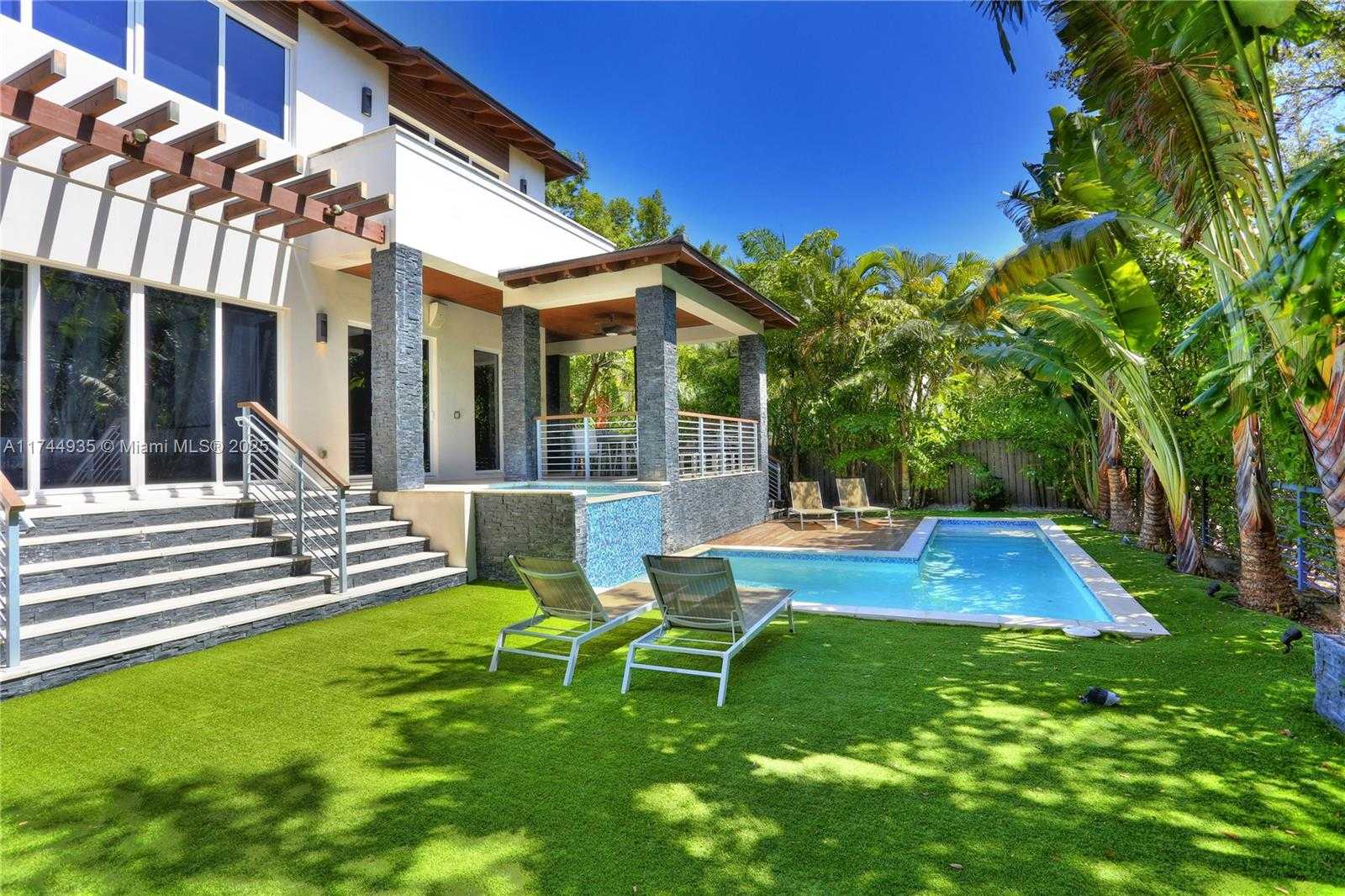 Small Image of 573 WARREN LN, Key Biscayne Number 31