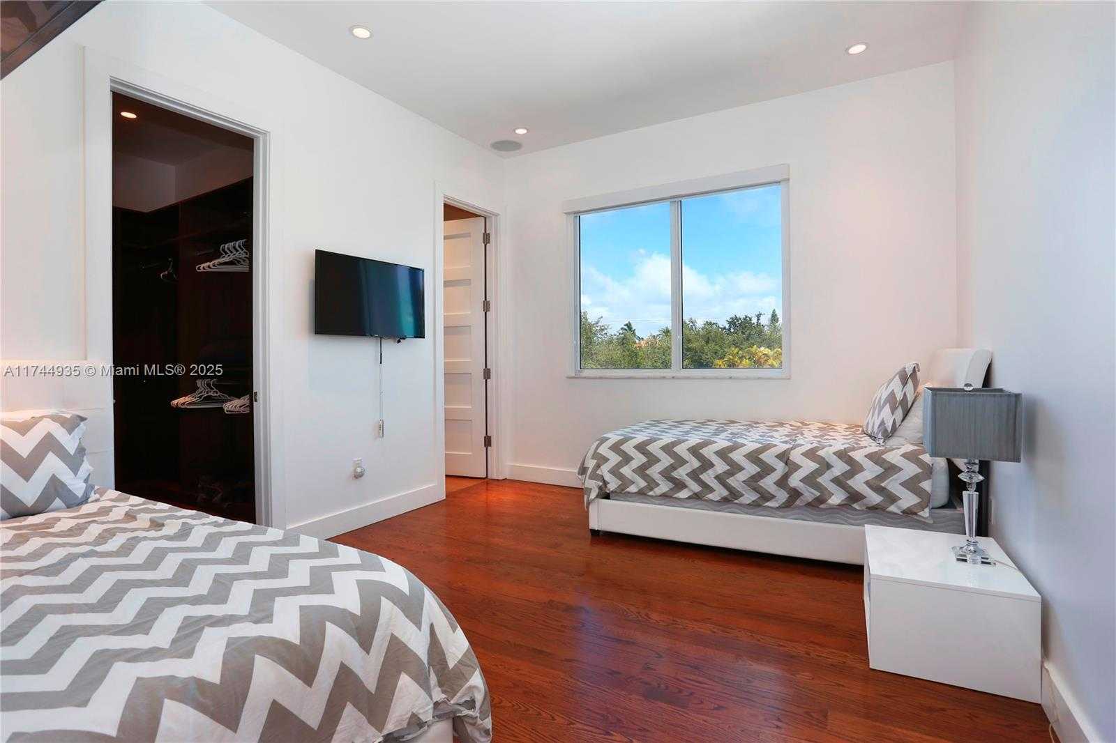 Small Image of 573 WARREN LN, Key Biscayne Number 33