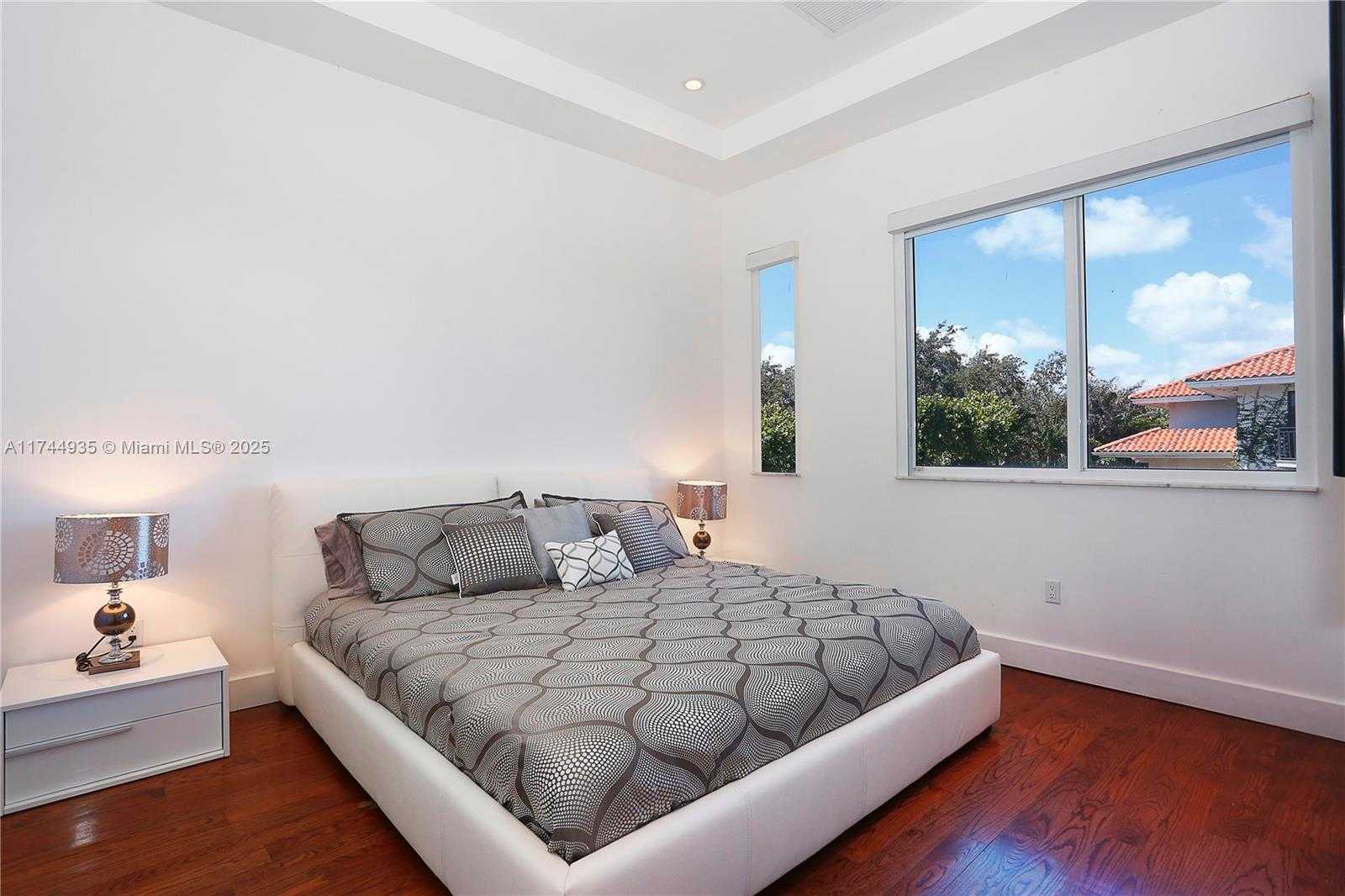 Small Image of 573 WARREN LN, Key Biscayne Number 34