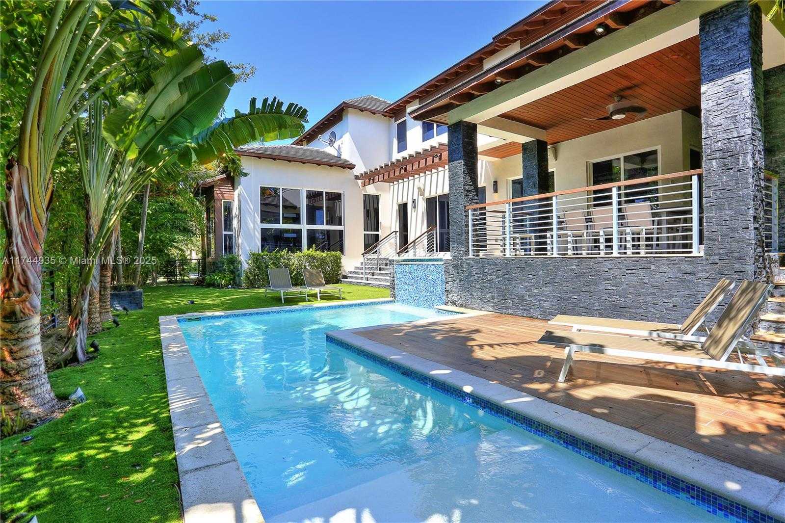 Small Image of 573 WARREN LN, Key Biscayne Number 4