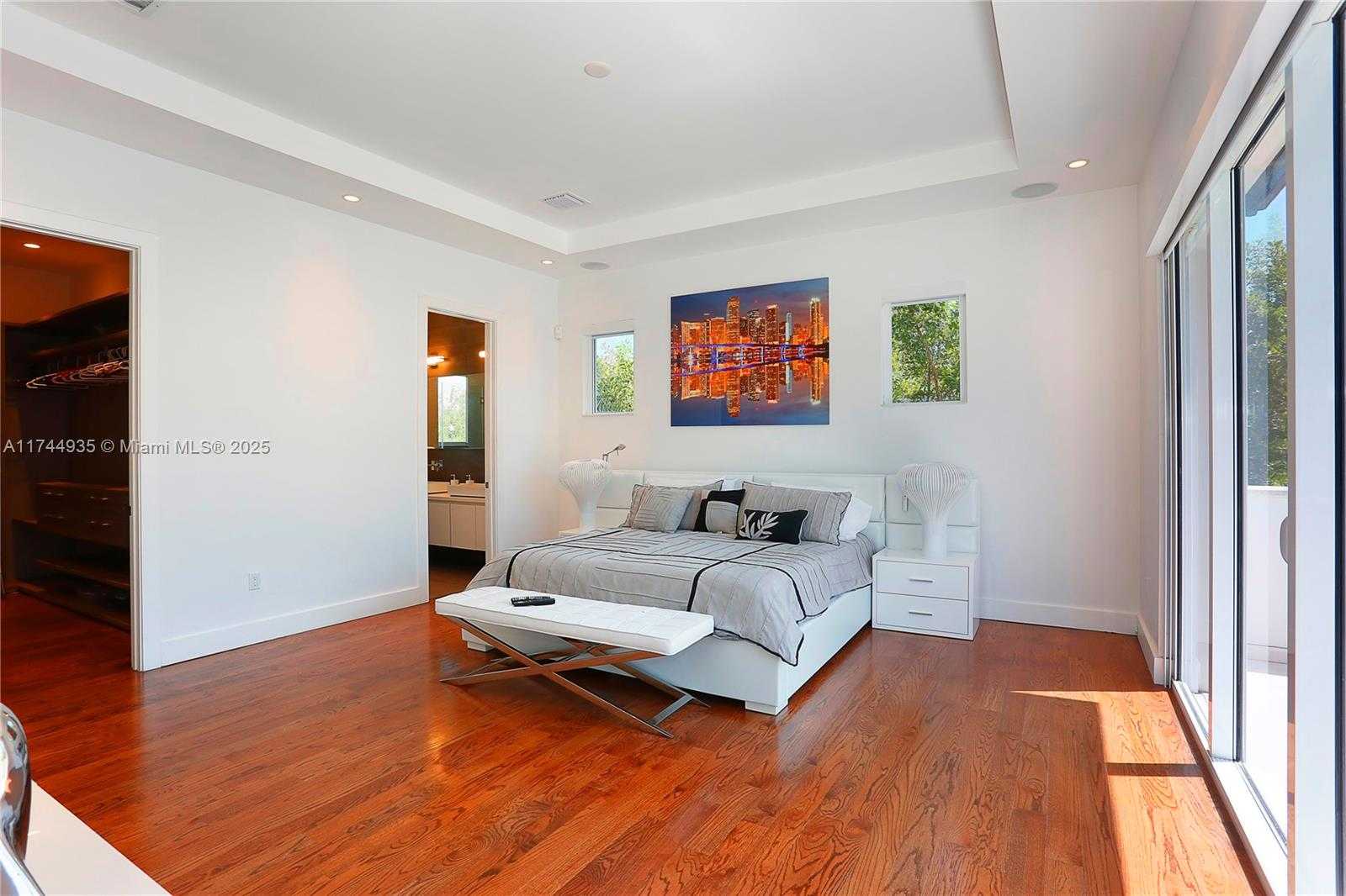 Small Image of 573 WARREN LN, Key Biscayne Number 7