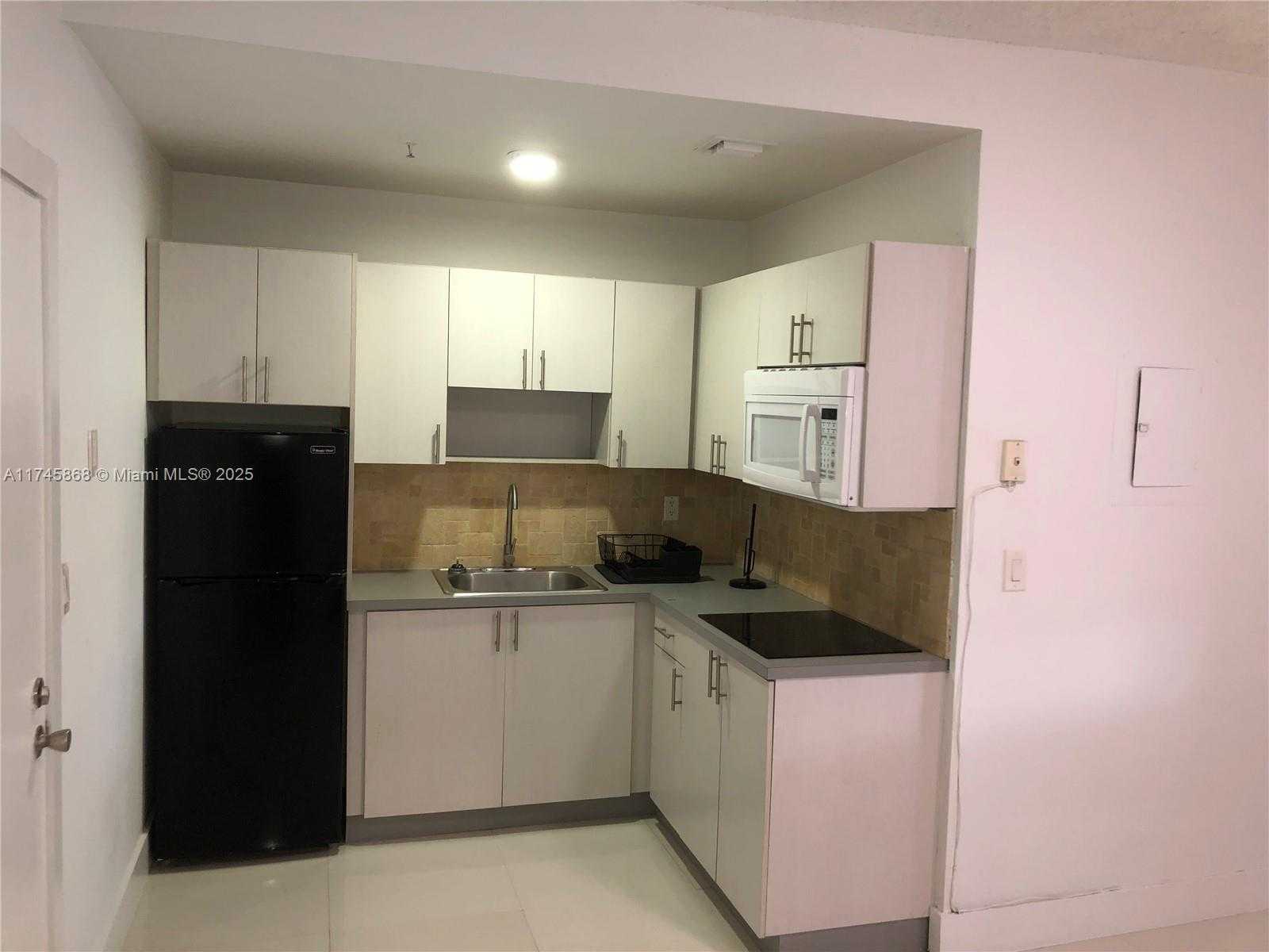 Small Image of 27 COLLINS AVE #209, Miami Beach Number 3