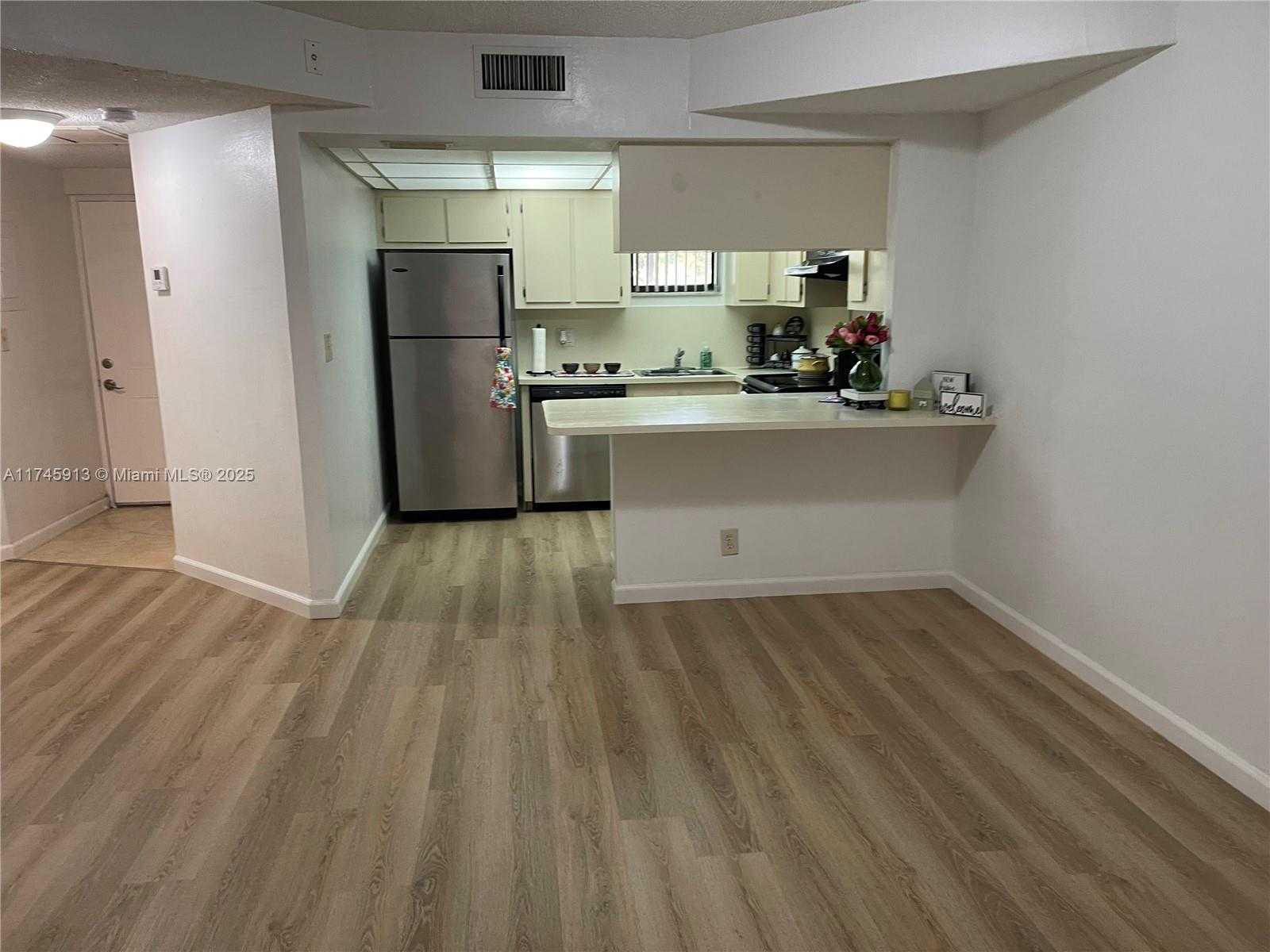 Small Image of 8290 LAKE DR #223, Doral Number 10