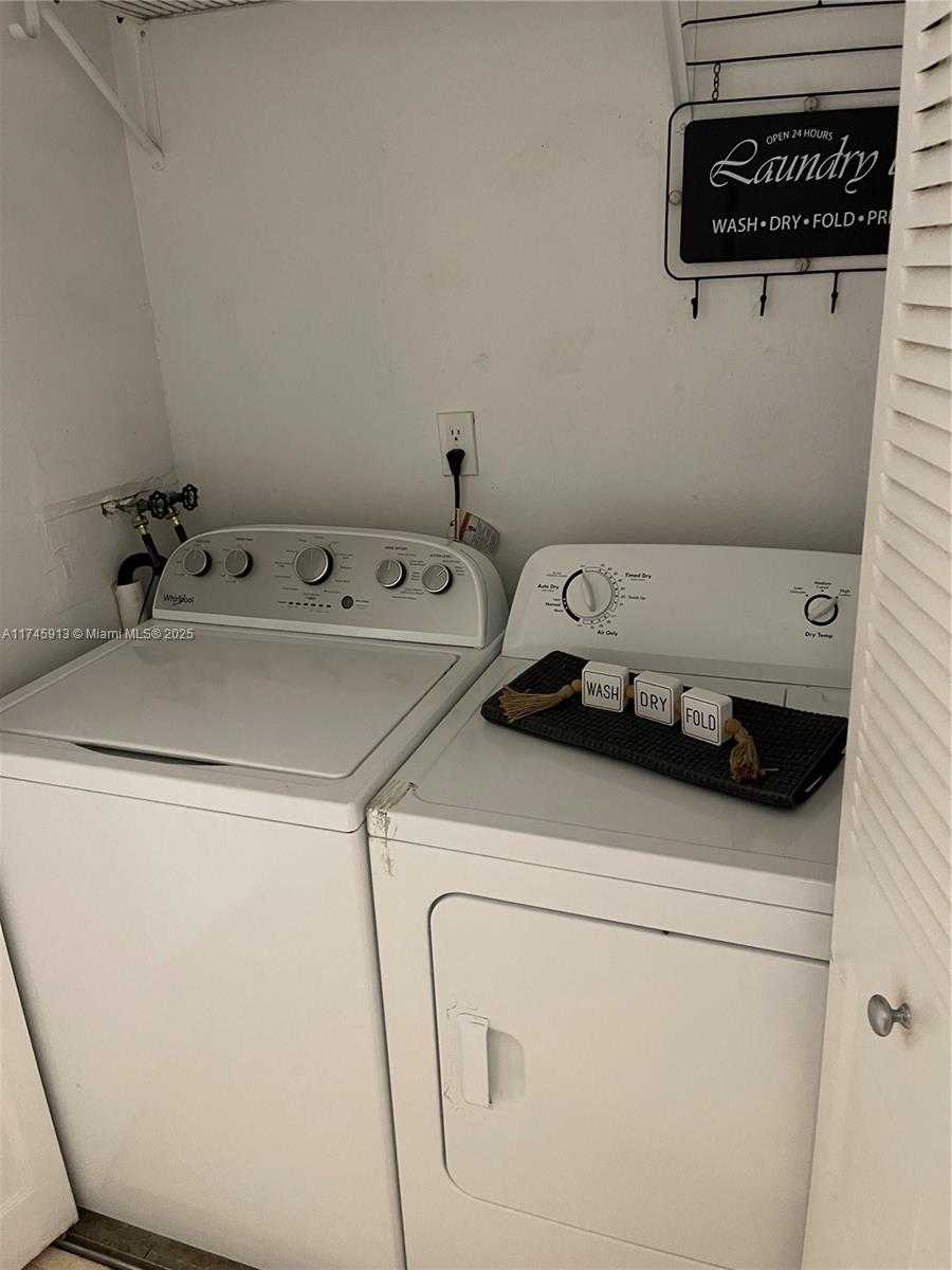 Small Image of 8290 LAKE DR #223, Doral Number 11