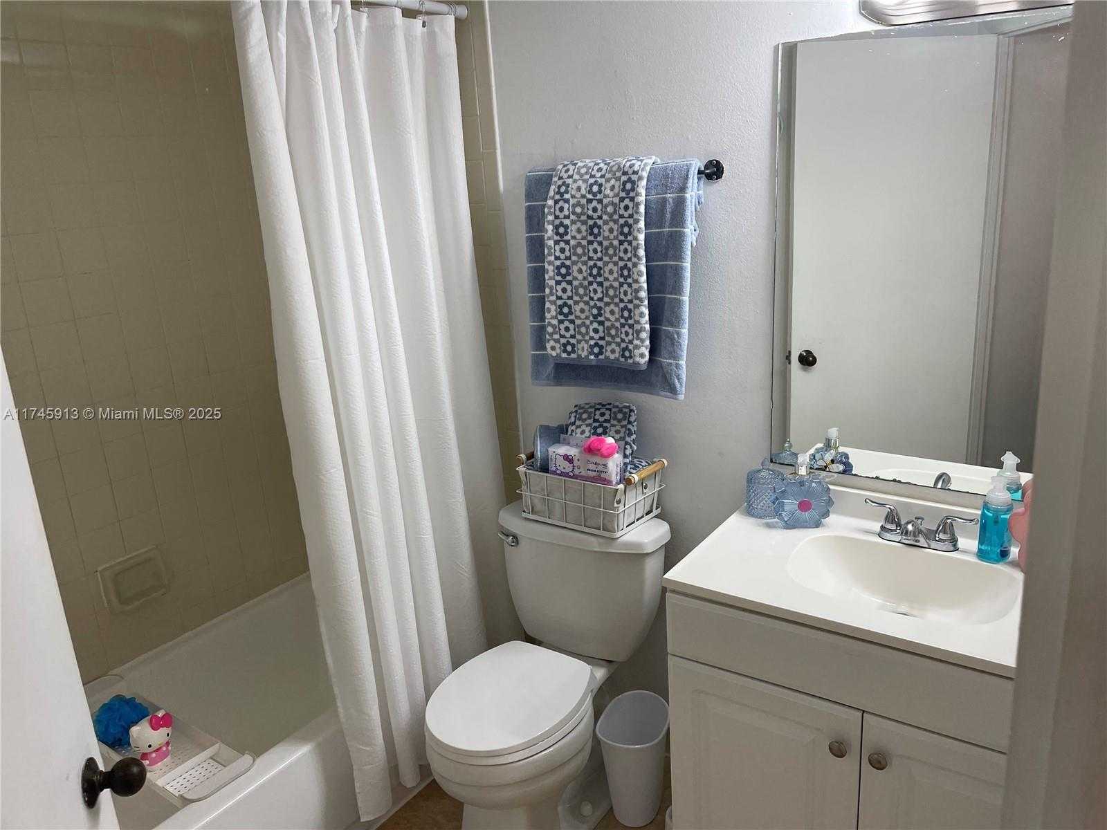 Small Image of 8290 LAKE DR #223, Doral Number 12